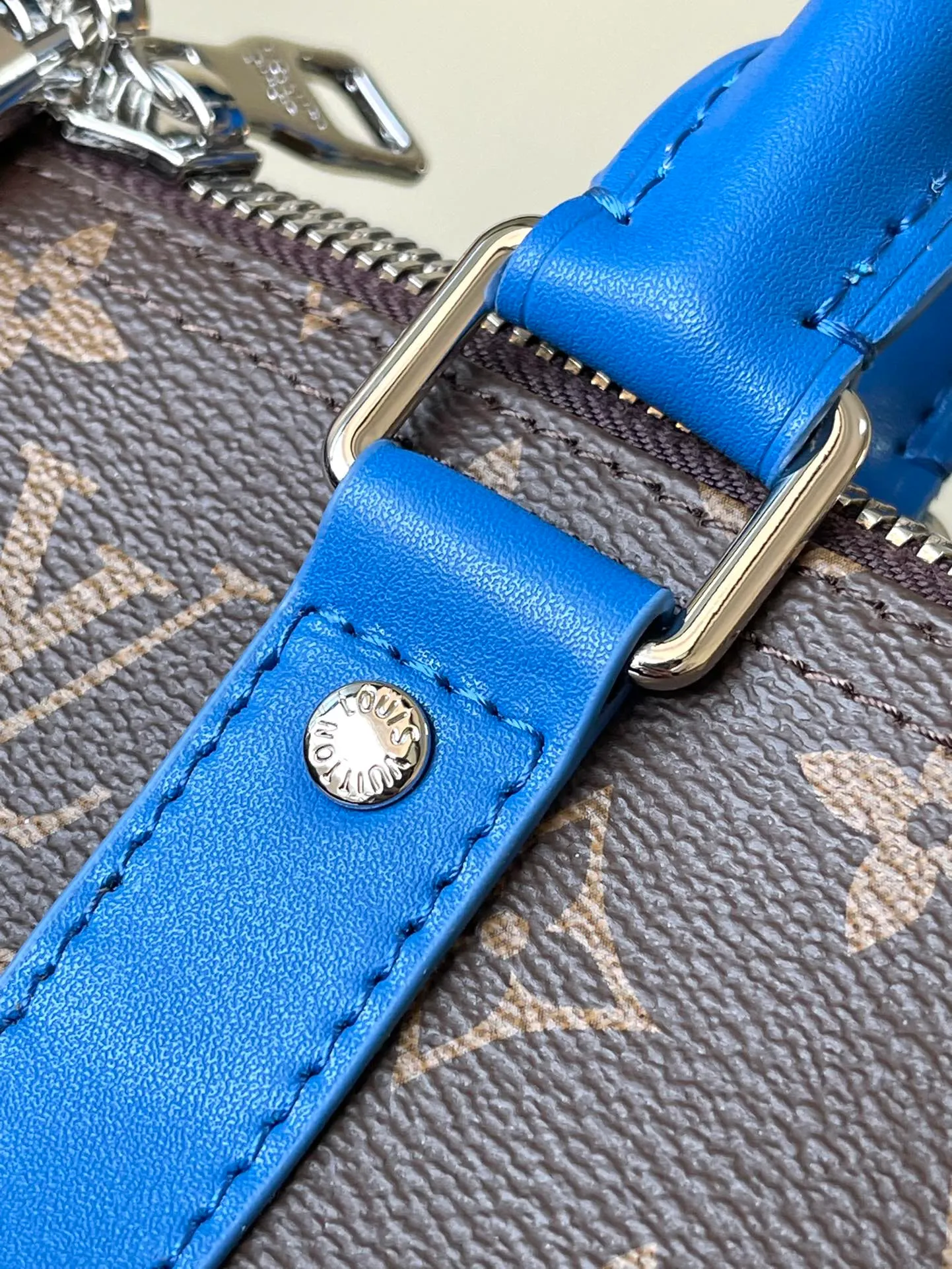 💰1060 Top Original M41416 Blue Spacious capacity and flexible use. Durable, safe and reliable. Fashionable style, mature and stable. Features a secure double zipper and padlock, making it perfect for business or pleasure. Dimensions: 50 × 29 × 22 cm