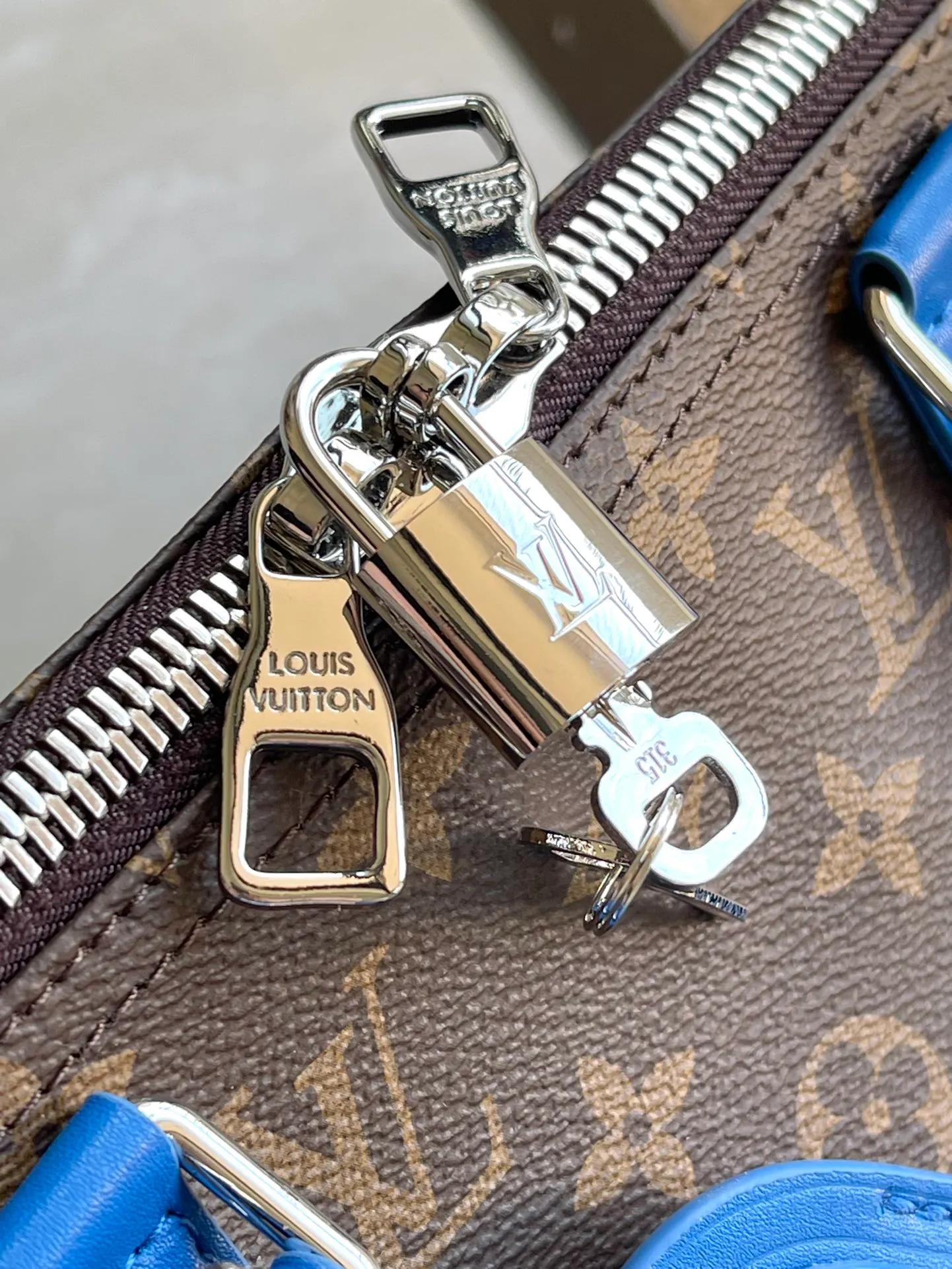 💰1060 Top Original M41416 Blue Spacious capacity and flexible use. Durable, safe and reliable. Fashionable style, mature and stable. Features a secure double zipper and padlock, making it perfect for business or pleasure. Dimensions: 50 × 29 × 22 cm