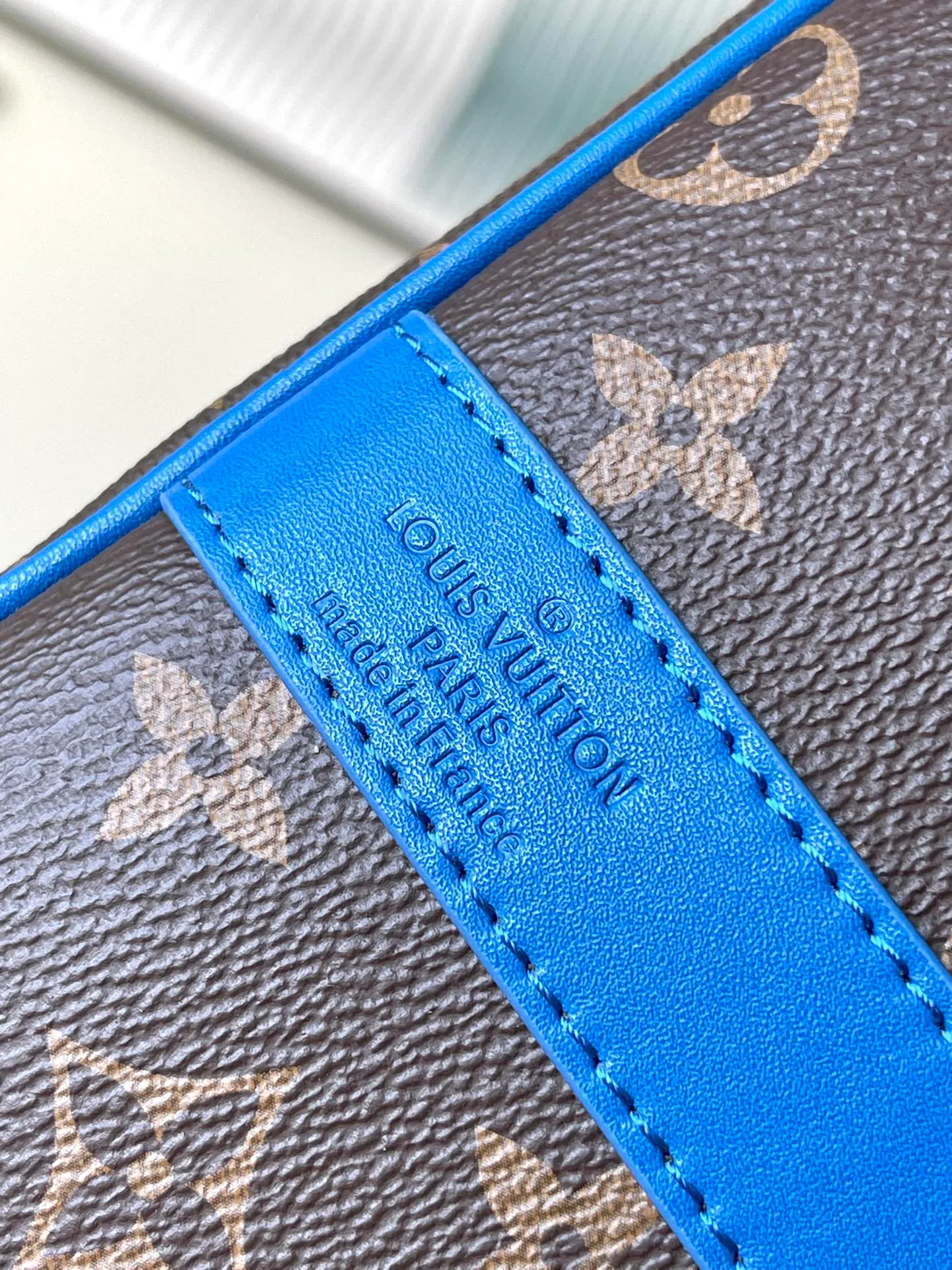 💰1060 Top Original M41416 Blue Spacious capacity and flexible use. Durable, safe and reliable. Fashionable style, mature and stable. Features a secure double zipper and padlock, making it perfect for business or pleasure. Dimensions: 50 × 29 × 22 cm