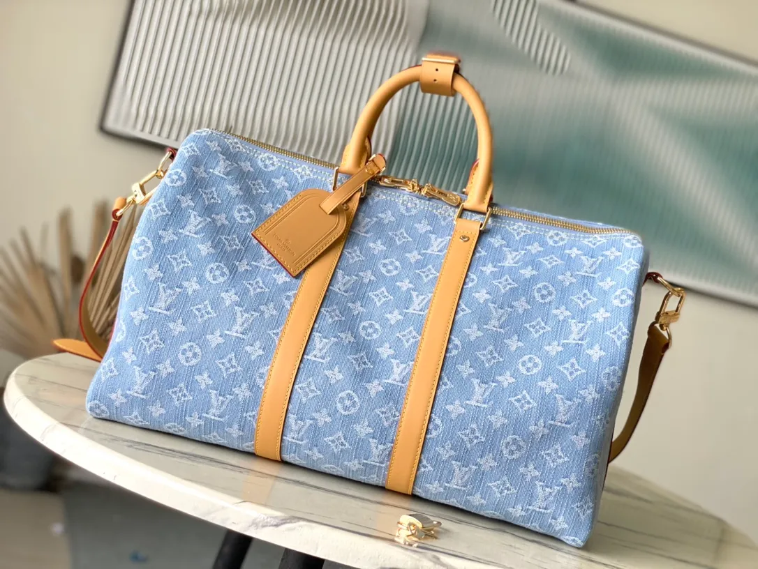 💰1260 Top original order M25334 KEEPALL BANDOULI This Keepall Bandouliere 45 travel bag is made of Monogram Denim material, which is the prelude to summer: the cotton material is woven with Monogram pattern, and the sand-washed effect presents a unique look. Calf leather details at the reinforced side straps and detachable shoulder strap add a dressy touch. Dimensions: 45 × 27 × 20 cm