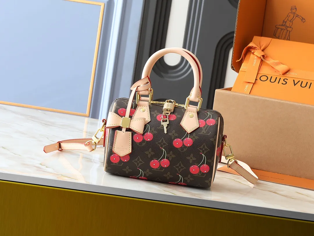 💰240💰Upgraded original M13094 M46234 This Speedy Bandoulière handbag is made of classic Monogram coated canvas, with the sweet cherry pattern of the Louis Vuitton x Murakami replica series to light up the trend. Crafted from premium leather, the Toron top handle, detachable shoulder strap and LV x TM key holder are compactly sized to easily hold everyday essentials such as a cell phone and a long wallet. Dimensions: 20.5 x 13.5 x 12.0 cm (length x height x width)