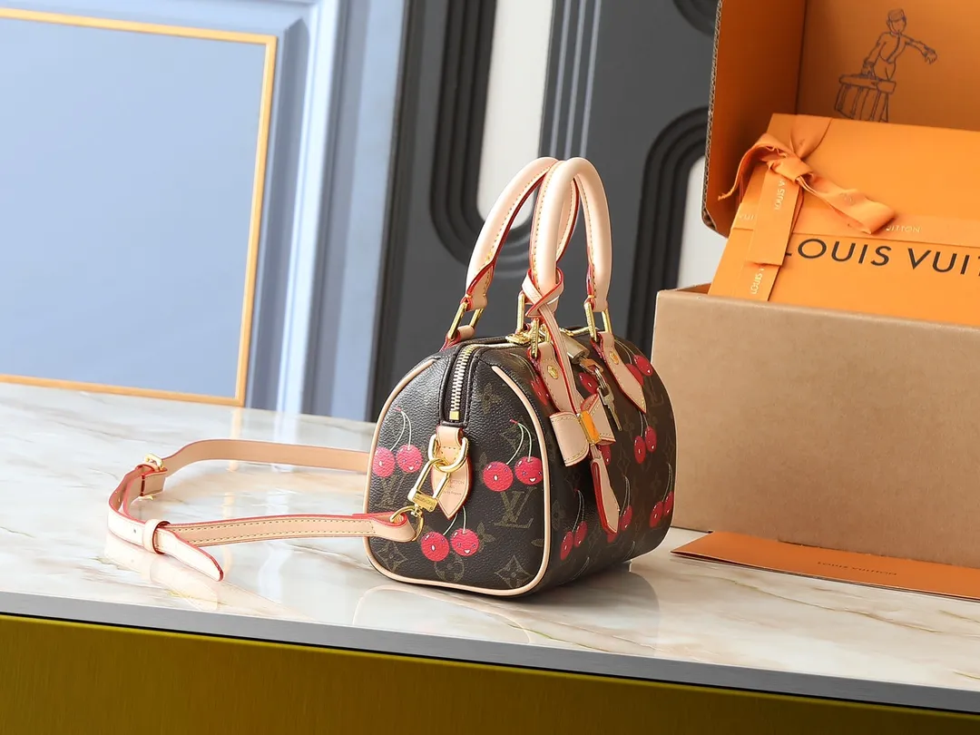 💰240💰Upgraded original M13094 M46234 This Speedy Bandoulière handbag is made of classic Monogram coated canvas, with the sweet cherry pattern of the Louis Vuitton x Murakami replica series to light up the trend. Crafted from premium leather, the Toron top handle, detachable shoulder strap and LV x TM key holder are compactly sized to easily hold everyday essentials such as a cell phone and a long wallet. Dimensions: 20.5 x 13.5 x 12.0 cm (length x height x width)
