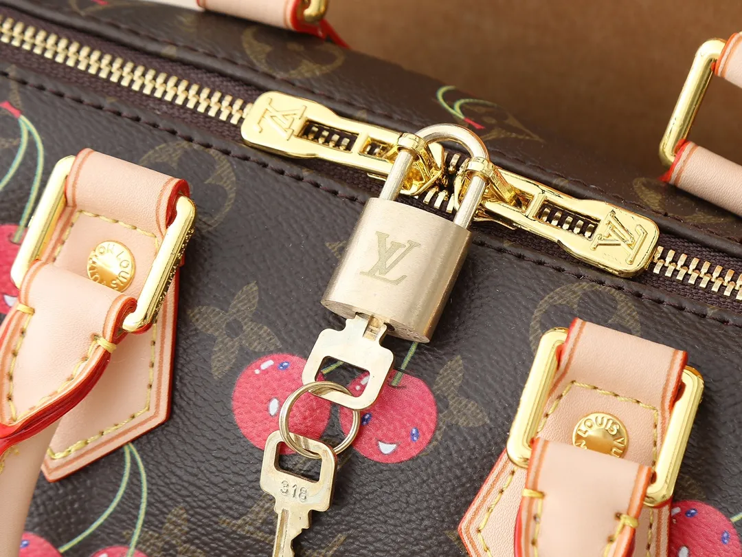 💰240💰Upgraded original M13094 M46234 This Speedy Bandoulière handbag is made of classic Monogram coated canvas, with the sweet cherry pattern of the Louis Vuitton x Murakami replica series to light up the trend. Crafted from premium leather, the Toron top handle, detachable shoulder strap and LV x TM key holder are compactly sized to easily hold everyday essentials such as a cell phone and a long wallet. Dimensions: 20.5 x 13.5 x 12.0 cm (length x height x width)