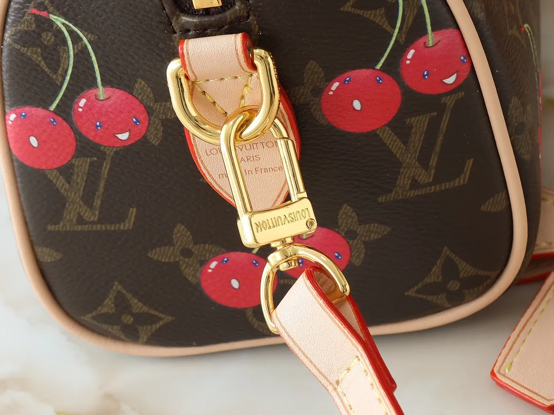 💰240💰Upgraded original M13094 M46234 This Speedy Bandoulière handbag is made of classic Monogram coated canvas, with the sweet cherry pattern of the Louis Vuitton x Murakami replica series to light up the trend. Crafted from premium leather, the Toron top handle, detachable shoulder strap and LV x TM key holder are compactly sized to easily hold everyday essentials such as a cell phone and a long wallet. Dimensions: 20.5 x 13.5 x 12.0 cm (length x height x width)