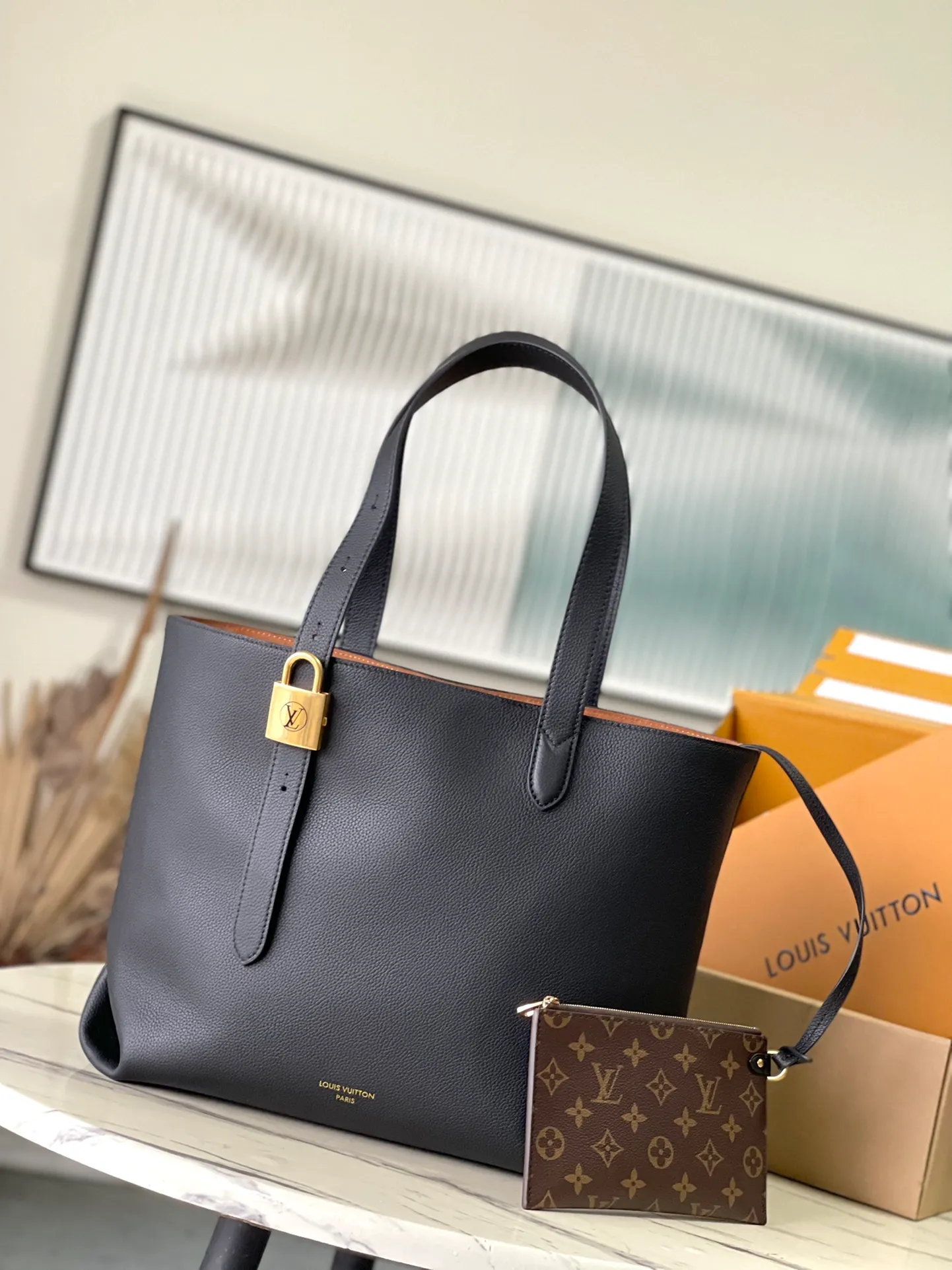 💰1340 (top layer leather) top original order M25341 black. This medium-sized Low Key Cabas handbag is wrapped in soft grained cow leather and lined with suede leather, creating a gorgeous style with ingenuity. The brand's iconic padlock demonstrates an eclectic mix of elegant aesthetics and security features. The adjustable handle enables you to switch between hand-held and long- or short-shoulder carry. Dimensions: 47 × 30 × 14 cm