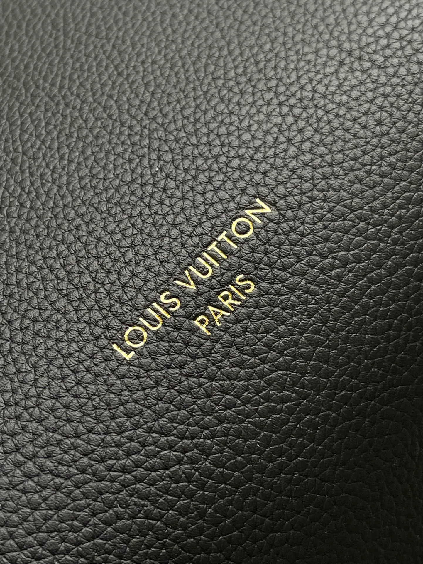 💰1340 (top layer leather) top original order M25341 black. This medium-sized Low Key Cabas handbag is wrapped in soft grained cow leather and lined with suede leather, creating a gorgeous style with ingenuity. The brand's iconic padlock demonstrates an eclectic mix of elegant aesthetics and security features. The adjustable handle enables you to switch between hand-held and long- or short-shoulder carry. Dimensions: 47 × 30 × 14 cm