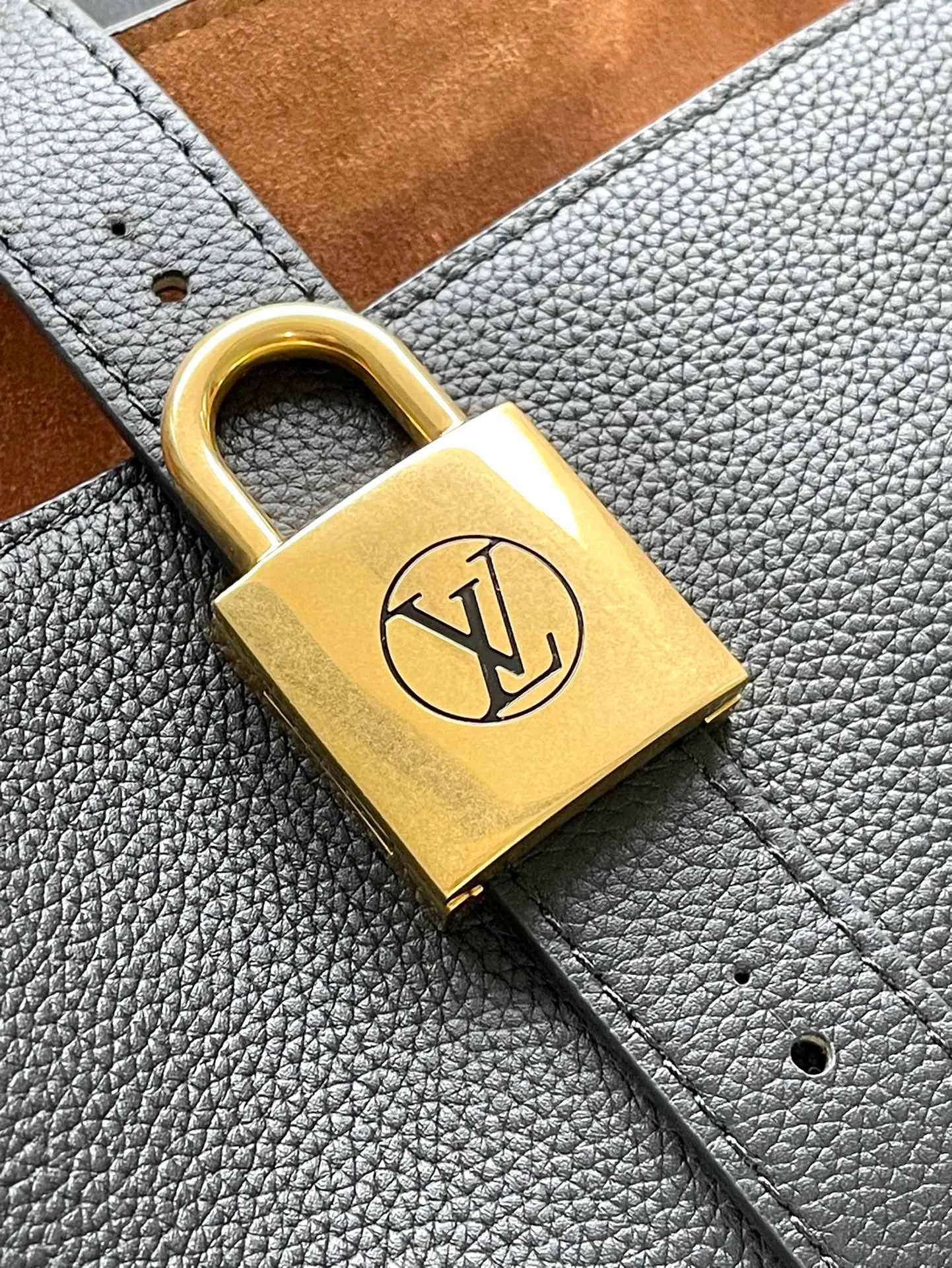 💰1340 (top layer leather) top original order M25341 black. This medium-sized Low Key Cabas handbag is wrapped in soft grained cow leather and lined with suede leather, creating a gorgeous style with ingenuity. The brand's iconic padlock demonstrates an eclectic mix of elegant aesthetics and security features. The adjustable handle enables you to switch between hand-held and long- or short-shoulder carry. Dimensions: 47 × 30 × 14 cm