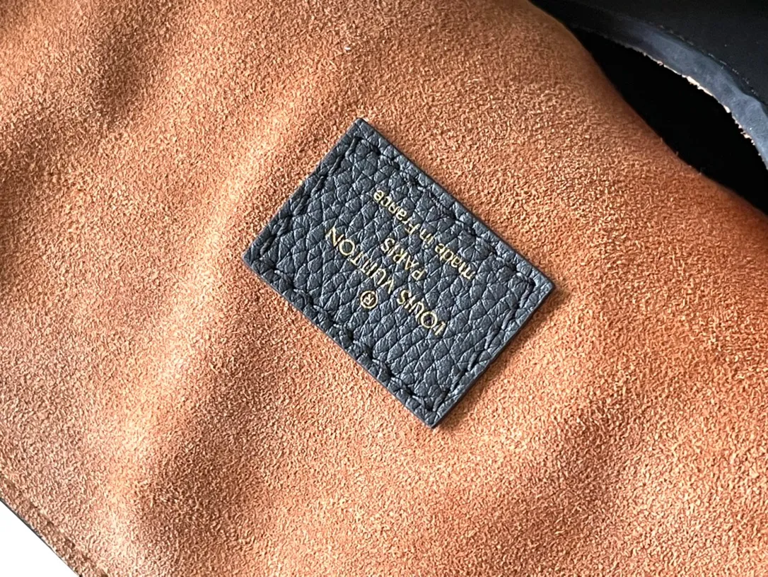 💰1340 (top layer leather) top original order M25341 black. This medium-sized Low Key Cabas handbag is wrapped in soft grained cow leather and lined with suede leather, creating a gorgeous style with ingenuity. The brand's iconic padlock demonstrates an eclectic mix of elegant aesthetics and security features. The adjustable handle enables you to switch between hand-held and long- or short-shoulder carry. Dimensions: 47 × 30 × 14 cm