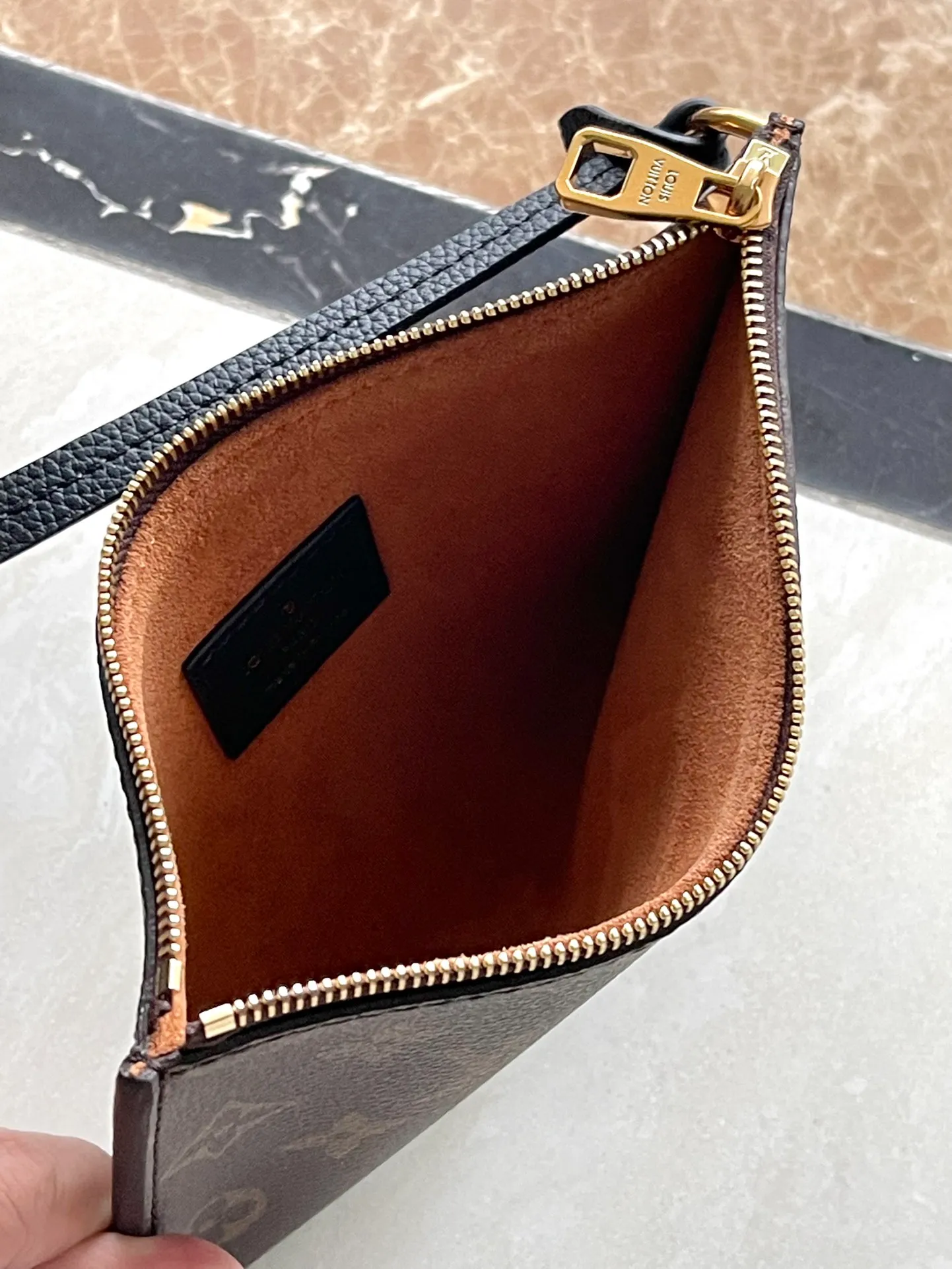 💰1340 (top layer leather) top original order M25341 black. This medium-sized Low Key Cabas handbag is wrapped in soft grained cow leather and lined with suede leather, creating a gorgeous style with ingenuity. The brand's iconic padlock demonstrates an eclectic mix of elegant aesthetics and security features. The adjustable handle enables you to switch between hand-held and long- or short-shoulder carry. Dimensions: 47 × 30 × 14 cm