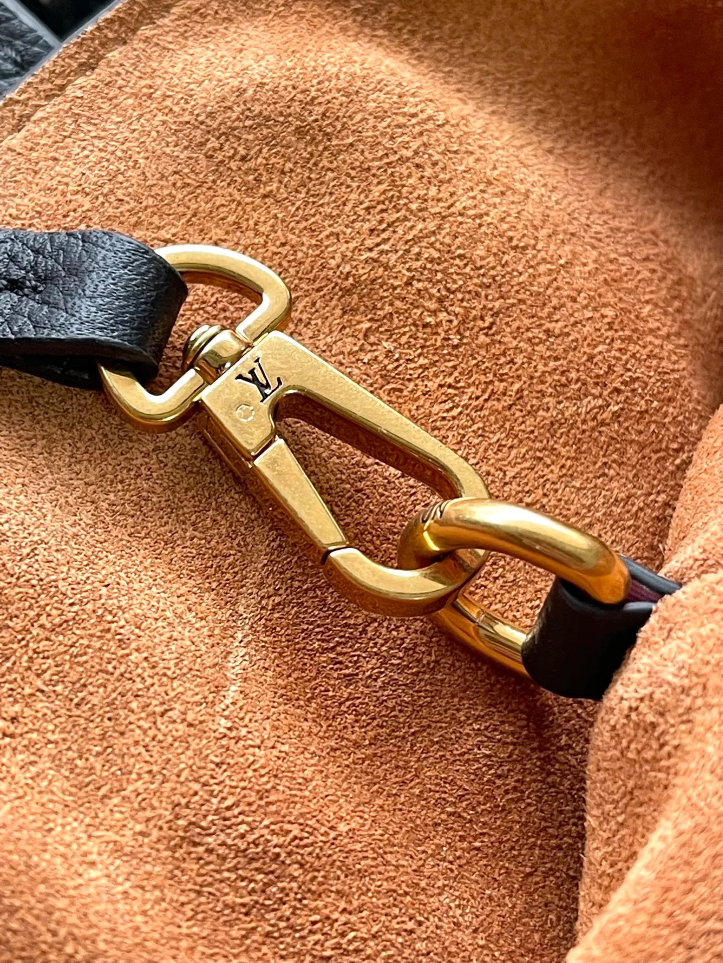 💰1340 (top layer leather) top original order M25341 black. This medium-sized Low Key Cabas handbag is wrapped in soft grained cow leather and lined with suede leather, creating a gorgeous style with ingenuity. The brand's iconic padlock demonstrates an eclectic mix of elegant aesthetics and security features. The adjustable handle enables you to switch between hand-held and long- or short-shoulder carry. Dimensions: 47 × 30 × 14 cm