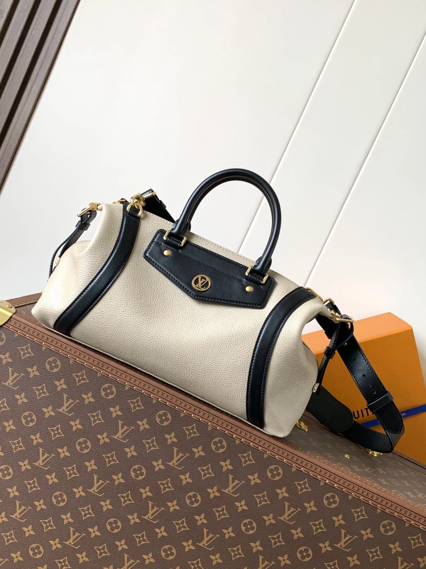 💰1500 (top layer leather) medium top original order, transcoding chip black M14623 mini M14514 small M14700 medium dark gray M14702 medium light gray M14721 small M14721 medium This Nano LV Rider handbag comes from the 2025 spring and summer series. It is pixelated grain sheep leather blended with smooth cow leather elements, and then LV The Circle logo is the finishing touch with a sophisticated patch. The foldable configuration makes it easy to store in a suitcase, and the modern design adds a rock-n-roll edge to any look.  Mini 10 x 10 x 23 cm Small 12 × 12 × 30 cm Medium 15 × 15 × 38 cm (H x W x L) Sheep leather Cow leather trim Textile lining Metal hardware Zipper closure Side slip straps Internal pocket Holds a 6.7-inch smartphone, Romy card holder and lipstick Shoulder strap: removable, adjustable Strap half-length: 30.0 cm Bag strap half length adjustable to: 45.0 cm Handle: double handle