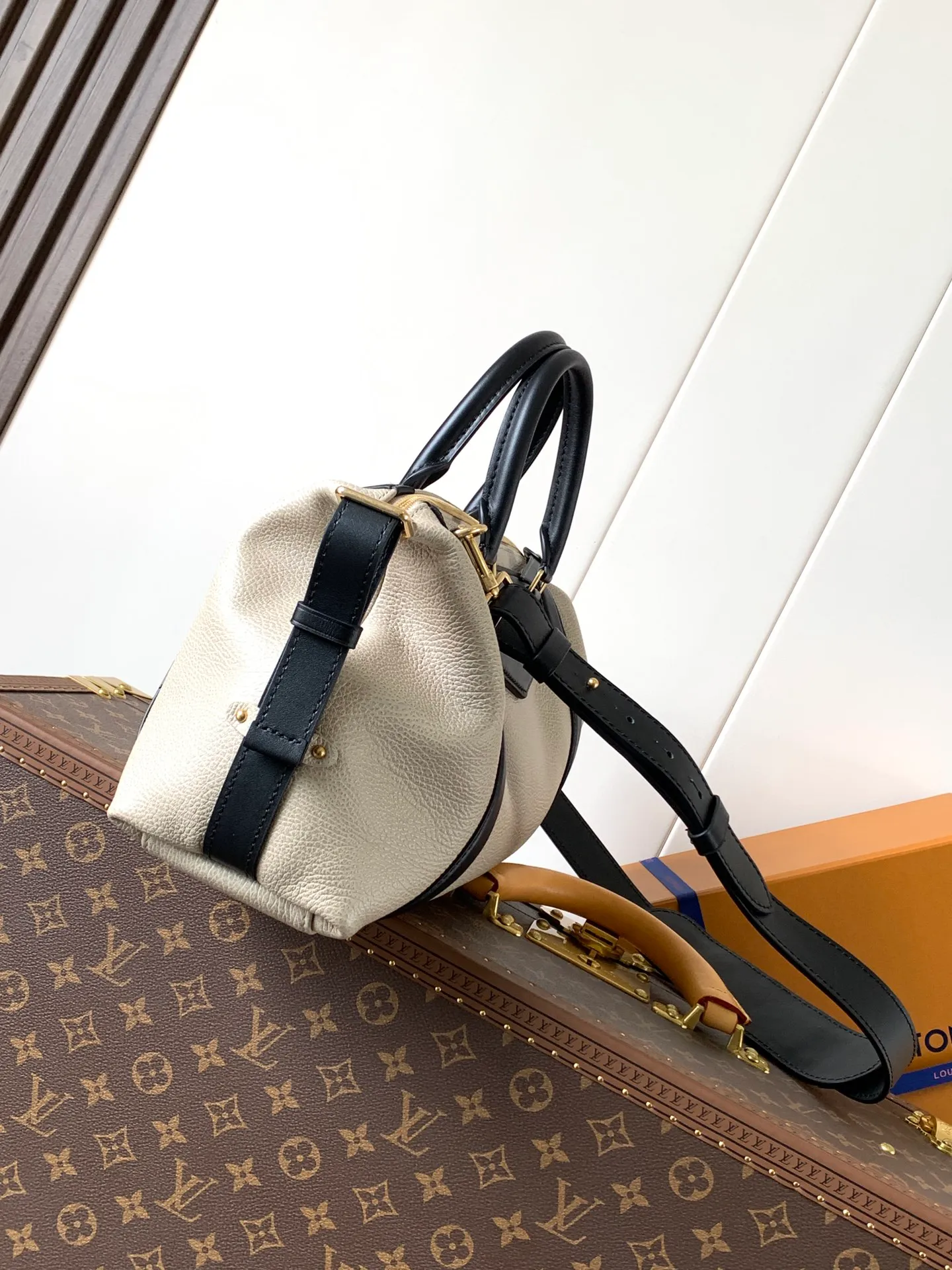 💰1500 (top layer leather) medium top original order, transcoding chip black M14623 mini M14514 small M14700 medium dark gray M14702 medium light gray M14721 small M14721 medium This Nano LV Rider handbag comes from the 2025 spring and summer series. It is pixelated grain sheep leather blended with smooth cow leather elements, and then LV The Circle logo is the finishing touch with a sophisticated patch. The foldable configuration makes it easy to store in a suitcase, and the modern design adds a rock-n-roll edge to any look.  Mini 10 x 10 x 23 cm Small 12 × 12 × 30 cm Medium 15 × 15 × 38 cm (H x W x L) Sheep leather Cow leather trim Textile lining Metal hardware Zipper closure Side slip straps Internal pocket Holds a 6.7-inch smartphone, Romy card holder and lipstick Shoulder strap: removable, adjustable Strap half-length: 30.0 cm Bag strap half length adjustable to: 45.0 cm Handle: double handle