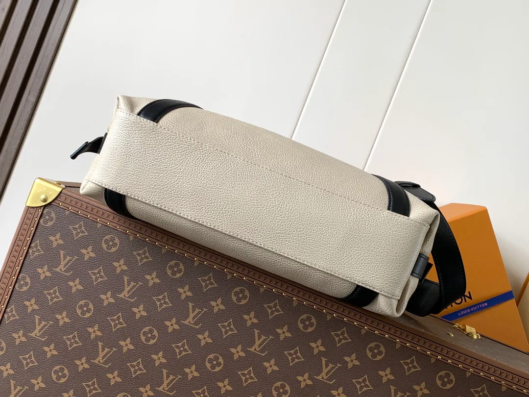 💰1500 (top layer leather) medium top original order, transcoding chip black M14623 mini M14514 small M14700 medium dark gray M14702 medium light gray M14721 small M14721 medium This Nano LV Rider handbag comes from the 2025 spring and summer series. It is pixelated grain sheep leather blended with smooth cow leather elements, and then LV The Circle logo is the finishing touch with a sophisticated patch. The foldable configuration makes it easy to store in a suitcase, and the modern design adds a rock-n-roll edge to any look.  Mini 10 x 10 x 23 cm Small 12 × 12 × 30 cm Medium 15 × 15 × 38 cm (H x W x L) Sheep leather Cow leather trim Textile lining Metal hardware Zipper closure Side slip straps Internal pocket Holds a 6.7-inch smartphone, Romy card holder and lipstick Shoulder strap: removable, adjustable Strap half-length: 30.0 cm Bag strap half length adjustable to: 45.0 cm Handle: double handle