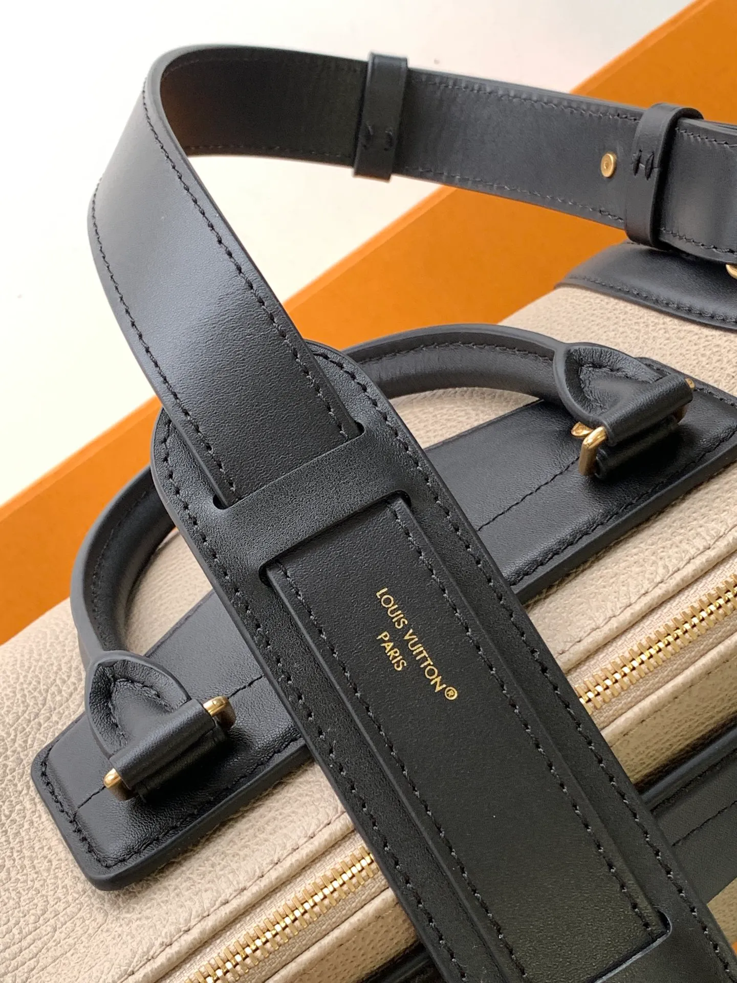 💰1500 (top layer leather) medium top original order, transcoding chip black M14623 mini M14514 small M14700 medium dark gray M14702 medium light gray M14721 small M14721 medium This Nano LV Rider handbag comes from the 2025 spring and summer series. It is pixelated grain sheep leather blended with smooth cow leather elements, and then LV The Circle logo is the finishing touch with a sophisticated patch. The foldable configuration makes it easy to store in a suitcase, and the modern design adds a rock-n-roll edge to any look.  Mini 10 x 10 x 23 cm Small 12 × 12 × 30 cm Medium 15 × 15 × 38 cm (H x W x L) Sheep leather Cow leather trim Textile lining Metal hardware Zipper closure Side slip straps Internal pocket Holds a 6.7-inch smartphone, Romy card holder and lipstick Shoulder strap: removable, adjustable Strap half-length: 30.0 cm Bag strap half length adjustable to: 45.0 cm Handle: double handle