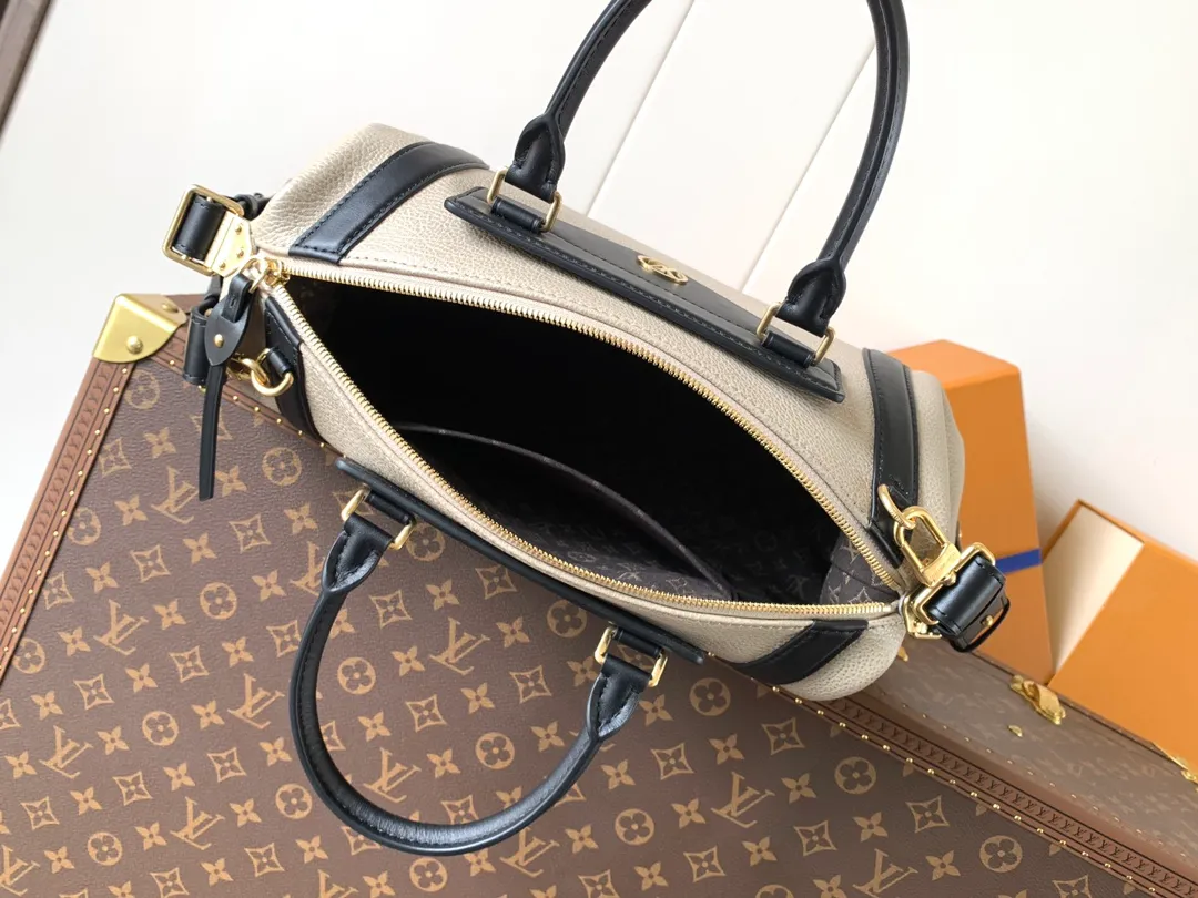 💰1500 (top layer leather) medium top original order, transcoding chip black M14623 mini M14514 small M14700 medium dark gray M14702 medium light gray M14721 small M14721 medium This Nano LV Rider handbag comes from the 2025 spring and summer series. It is pixelated grain sheep leather blended with smooth cow leather elements, and then LV The Circle logo is the finishing touch with a sophisticated patch. The foldable configuration makes it easy to store in a suitcase, and the modern design adds a rock-n-roll edge to any look.  Mini 10 x 10 x 23 cm Small 12 × 12 × 30 cm Medium 15 × 15 × 38 cm (H x W x L) Sheep leather Cow leather trim Textile lining Metal hardware Zipper closure Side slip straps Internal pocket Holds a 6.7-inch smartphone, Romy card holder and lipstick Shoulder strap: removable, adjustable Strap half-length: 30.0 cm Bag strap half length adjustable to: 45.0 cm Handle: double handle