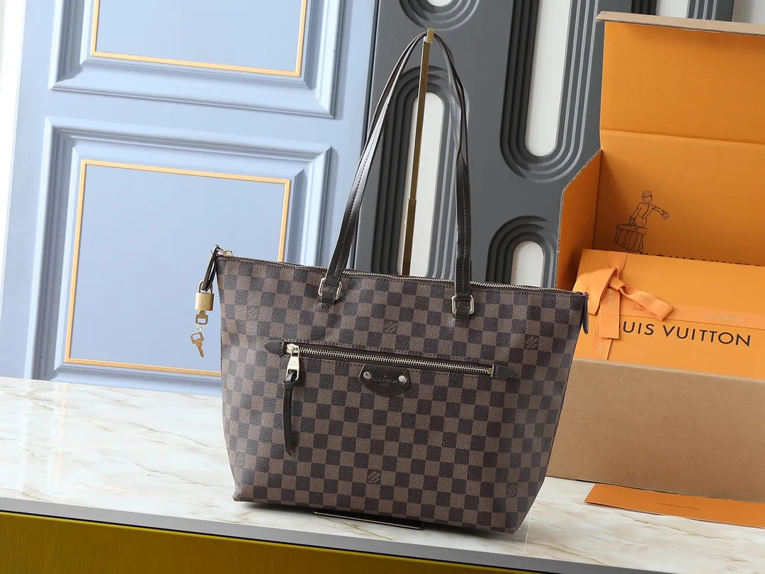 💰Large 140, small 260💰Upgraded original IENA MM handbag 41013 coffee 40040 white grid 42267 presbyopia 42268 The epitome of casual fashion The perfect daily companion for women Perfect functionality and unique elegance Will definitely become your best friend Microfiber lining & tree lamb leather decoration Front zipper layer Shiny gold metal plate decorated cowhide pull tag The quality is as real as the photo Pure copper carved hardware with first-layer cowhide. Size: large 42/27/17, small 35/23/13