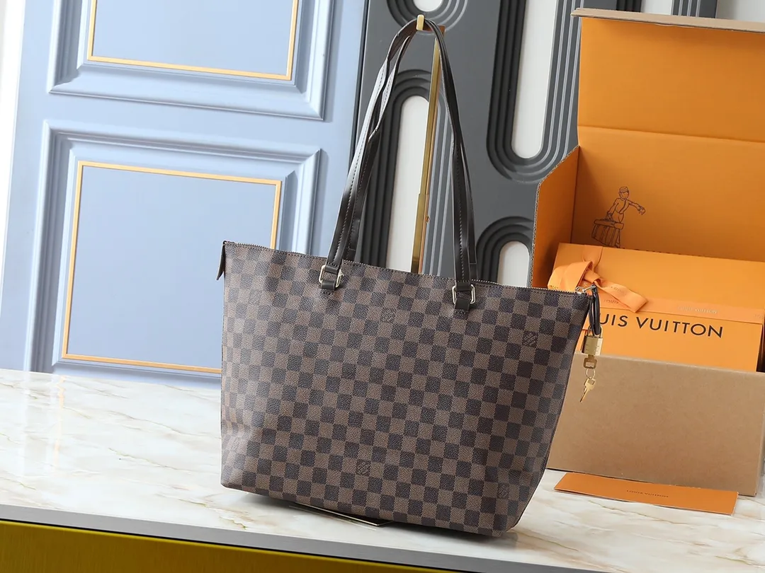 💰Large 140, small 260💰Upgraded original IENA MM handbag 41013 coffee 40040 white grid 42267 presbyopia 42268 The epitome of casual fashion The perfect daily companion for women Perfect functionality and unique elegance Will definitely become your best friend Microfiber lining & tree lamb leather decoration Front zipper layer Shiny gold metal plate decorated cowhide pull tag The quality is as real as the photo Pure copper carved hardware with first-layer cowhide. Size: large 42/27/17, small 35/23/13