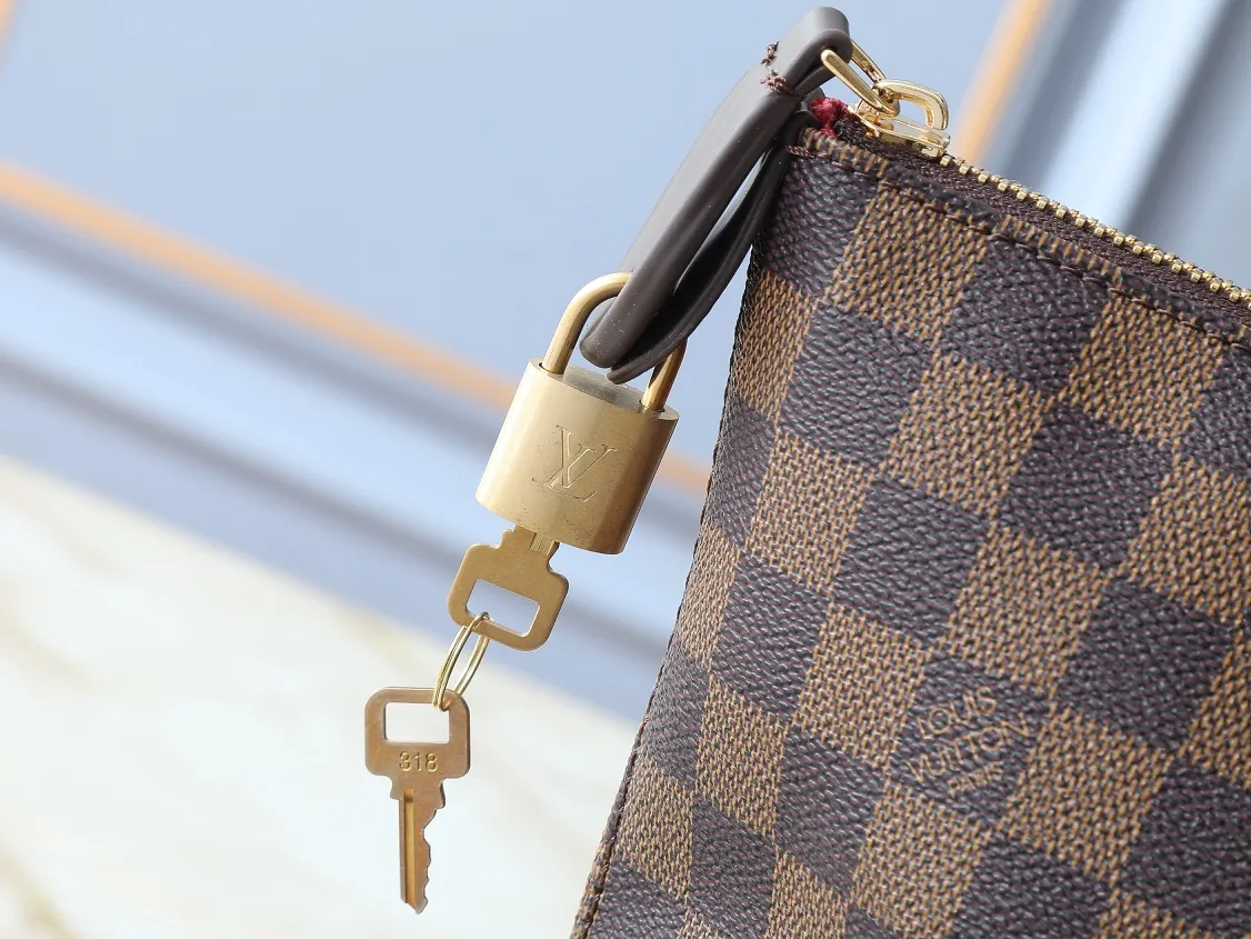 💰Large 140, small 260💰Upgraded original IENA MM handbag 41013 coffee 40040 white grid 42267 presbyopia 42268 The epitome of casual fashion The perfect daily companion for women Perfect functionality and unique elegance Will definitely become your best friend Microfiber lining & tree lamb leather decoration Front zipper layer Shiny gold metal plate decorated cowhide pull tag The quality is as real as the photo Pure copper carved hardware with first-layer cowhide. Size: large 42/27/17, small 35/23/13