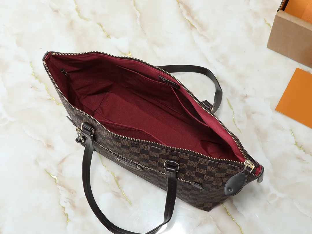 💰Large 140, small 260💰Upgraded original IENA MM handbag 41013 coffee 40040 white grid 42267 presbyopia 42268 The epitome of casual fashion The perfect daily companion for women Perfect functionality and unique elegance Will definitely become your best friend Microfiber lining & tree lamb leather decoration Front zipper layer Shiny gold metal plate decorated cowhide pull tag The quality is as real as the photo Pure copper carved hardware with first-layer cowhide. Size: large 42/27/17, small 35/23/13