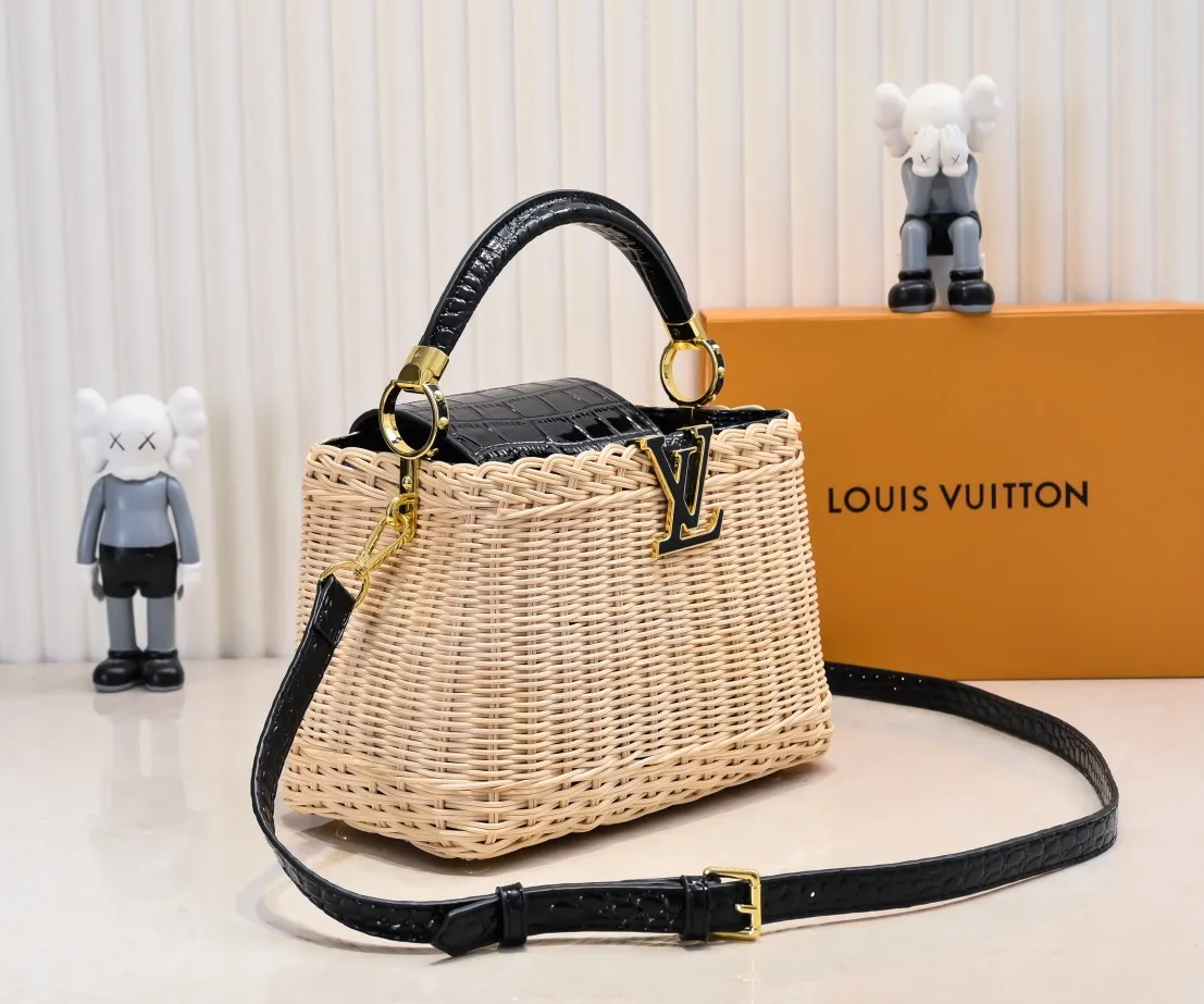 The upgraded version of P680 M11619 crocodile pattern CapucinesBB handbag has a unique rattan weaving structure, paying tribute to the Louis Vuitton picnic box design that came out in 1892. The cow leather shapes the top handle and flap, the LV letters reveal a metallic texture, and the detachable and adjustable leather shoulder strap makes it easy to carry on the shoulder. The gift box packaging provided with this product may be reasonably adjusted depending on the stock situation, and may be different from the packaging style displayed on this product page. Please refer to the actual gift box packaging style received for details. Size:27×17.3×9cm