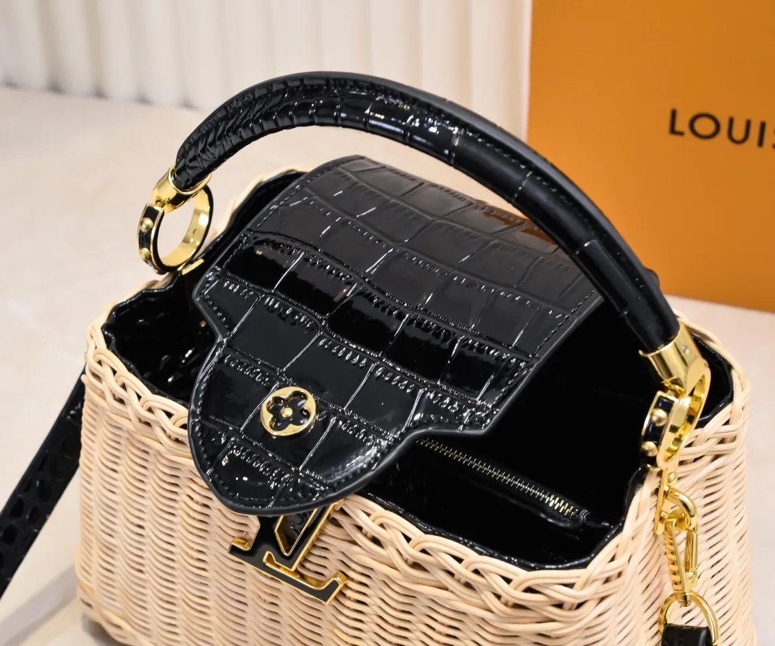 The upgraded version of P680 M11619 crocodile pattern CapucinesBB handbag has a unique rattan weaving structure, paying tribute to the Louis Vuitton picnic box design that came out in 1892. The cow leather shapes the top handle and flap, the LV letters reveal a metallic texture, and the detachable and adjustable leather shoulder strap makes it easy to carry on the shoulder. The gift box packaging provided with this product may be reasonably adjusted depending on the stock situation, and may be different from the packaging style displayed on this product page. Please refer to the actual gift box packaging style received for details. Size:27×17.3×9cm