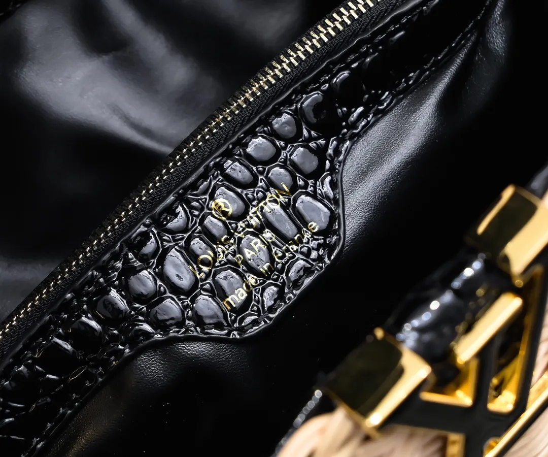 The upgraded version of P680 M11619 crocodile pattern CapucinesBB handbag has a unique rattan weaving structure, paying tribute to the Louis Vuitton picnic box design that came out in 1892. The cow leather shapes the top handle and flap, the LV letters reveal a metallic texture, and the detachable and adjustable leather shoulder strap makes it easy to carry on the shoulder. The gift box packaging provided with this product may be reasonably adjusted depending on the stock situation, and may be different from the packaging style displayed on this product page. Please refer to the actual gift box packaging style received for details. Size:27×17.3×9cm