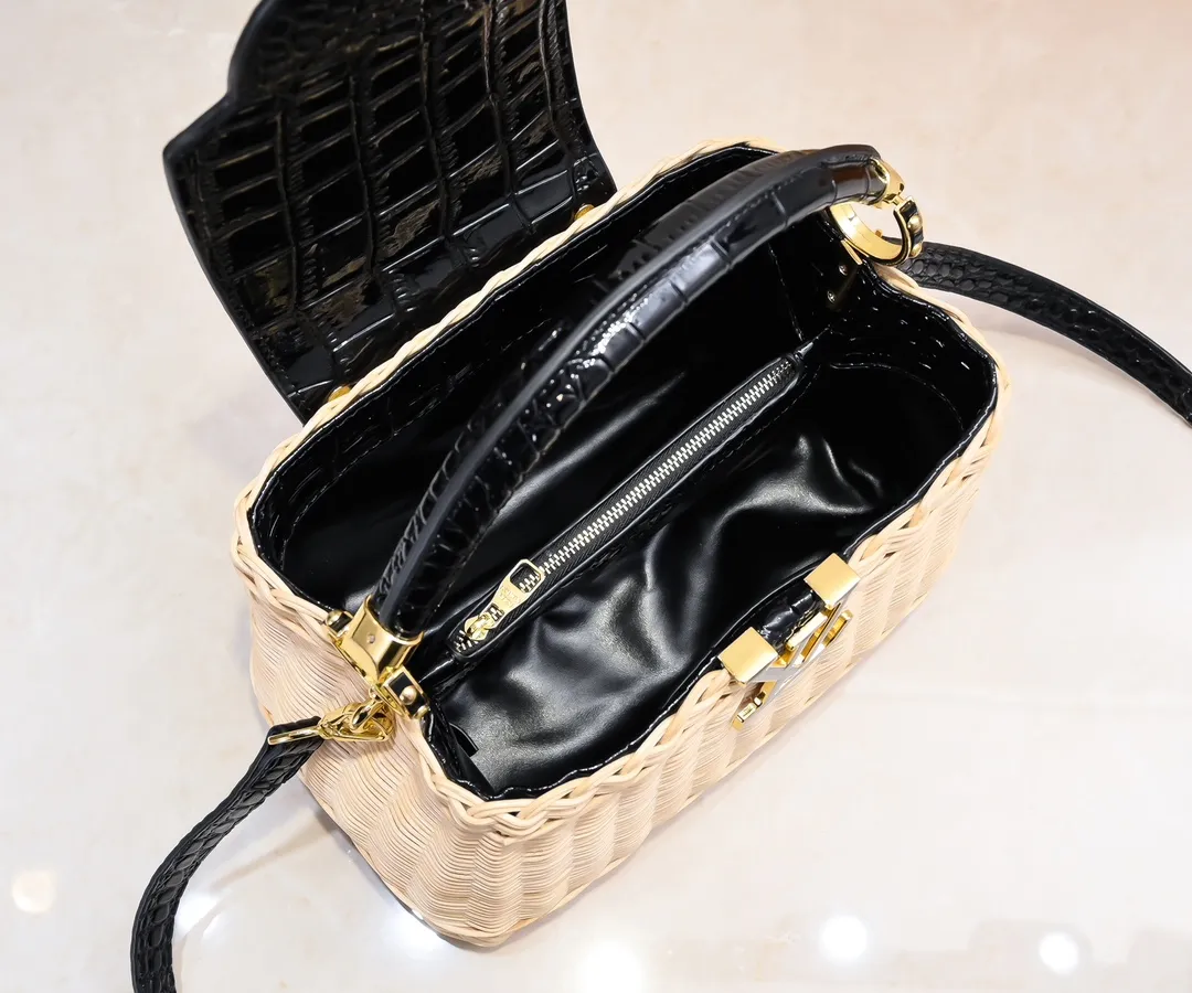 The upgraded version of P680 M11619 crocodile pattern CapucinesBB handbag has a unique rattan weaving structure, paying tribute to the Louis Vuitton picnic box design that came out in 1892. The cow leather shapes the top handle and flap, the LV letters reveal a metallic texture, and the detachable and adjustable leather shoulder strap makes it easy to carry on the shoulder. The gift box packaging provided with this product may be reasonably adjusted depending on the stock situation, and may be different from the packaging style displayed on this product page. Please refer to the actual gift box packaging style received for details. Size:27×17.3×9cm
