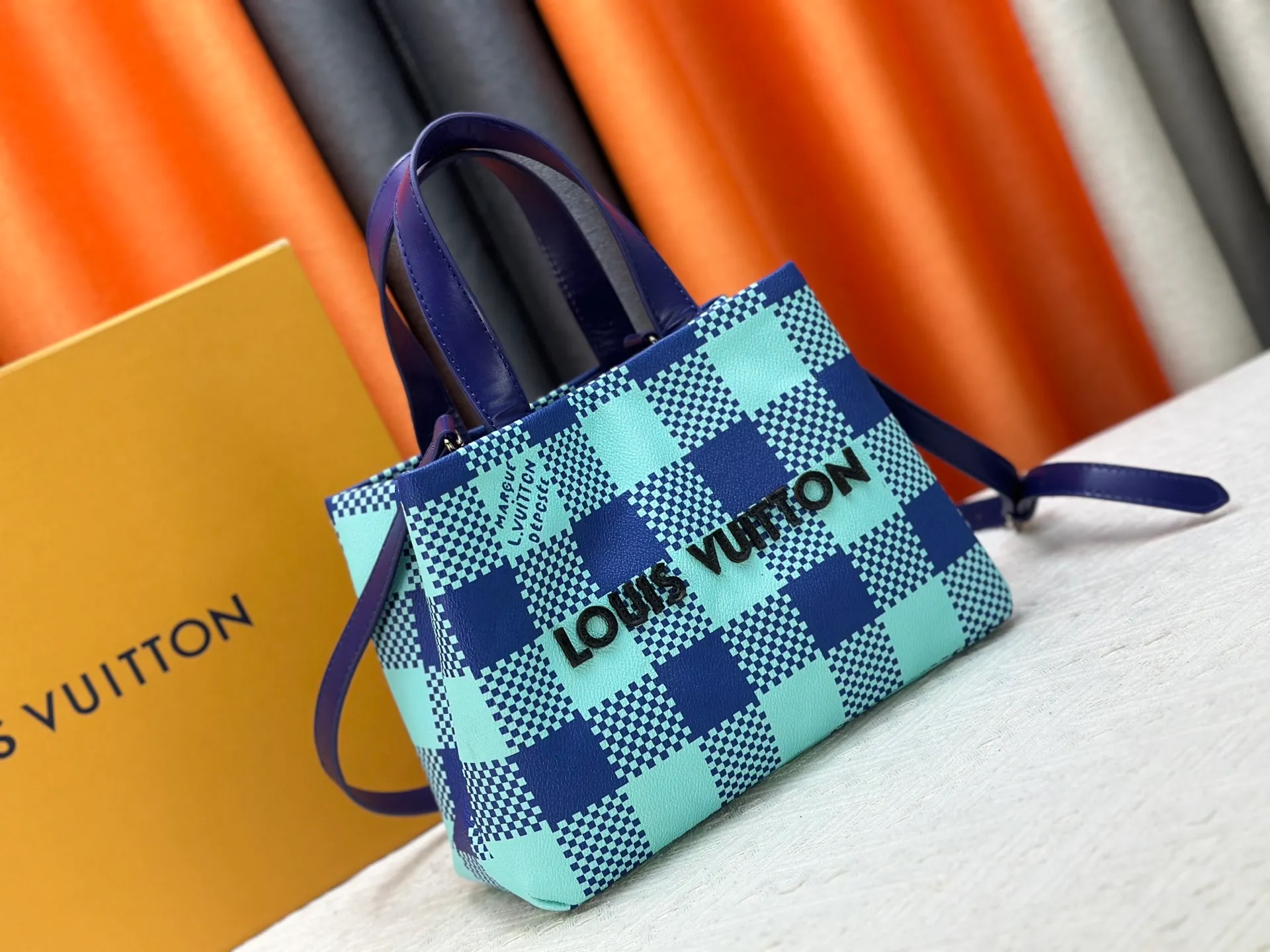 P280 M13940 Brown Gradient Pink Gradient Blue Khaki Colored Plaid Black Plaid Presbyopia Orange Black Green Pink PHARREL and NIGO collection’s joint series Top original order This Shopper medium handbag draws inspiration from Louis Vuitton shopping bags, with the words Louis Vuitton and Maison Fondée En 1854 written on soft cow leather, with a top handle and a detachable shoulder strap. 25x19x11 • Cow leather • Cow leather trim • Textile lining • Metal hardware • Musketon closure • Main compartment • Zip pocket • Double patch pockets • Handles: Double handle