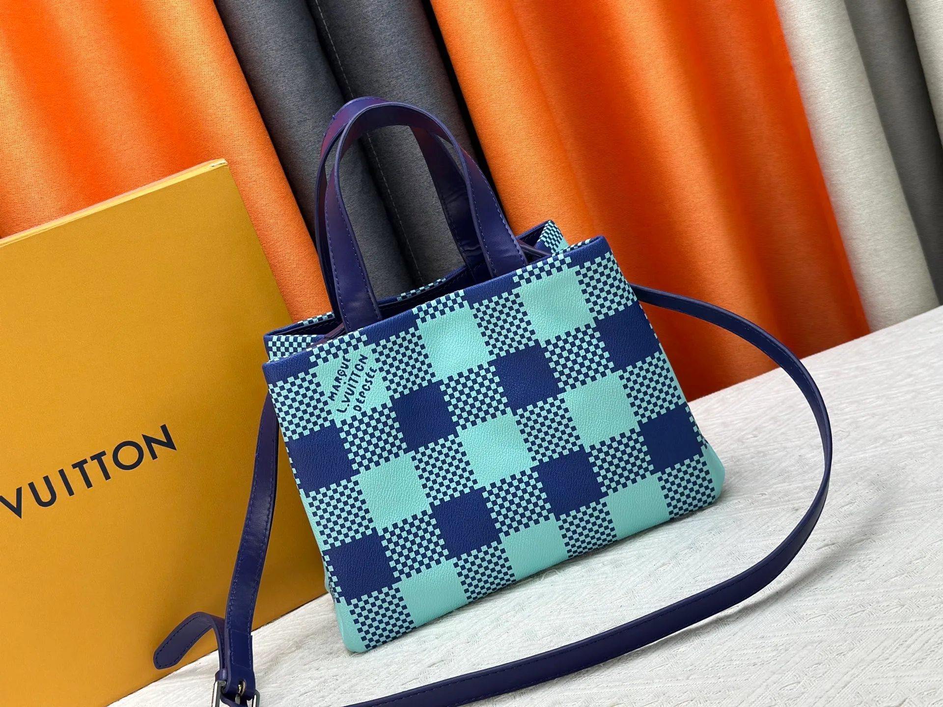 P280 M13940 Brown Gradient Pink Gradient Blue Khaki Colored Plaid Black Plaid Presbyopia Orange Black Green Pink PHARREL and NIGO collection’s joint series Top original order This Shopper medium handbag draws inspiration from Louis Vuitton shopping bags, with the words Louis Vuitton and Maison Fondée En 1854 written on soft cow leather, with a top handle and a detachable shoulder strap. 25x19x11 • Cow leather • Cow leather trim • Textile lining • Metal hardware • Musketon closure • Main compartment • Zip pocket • Double patch pockets • Handles: Double handle