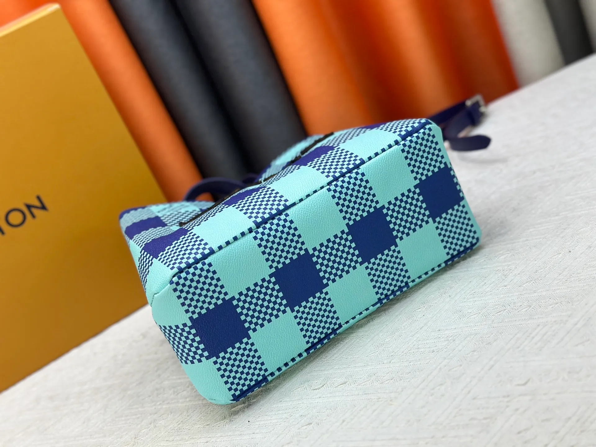 P280 M13940 Brown Gradient Pink Gradient Blue Khaki Colored Plaid Black Plaid Presbyopia Orange Black Green Pink PHARREL and NIGO collection’s joint series Top original order This Shopper medium handbag draws inspiration from Louis Vuitton shopping bags, with the words Louis Vuitton and Maison Fondée En 1854 written on soft cow leather, with a top handle and a detachable shoulder strap. 25x19x11 • Cow leather • Cow leather trim • Textile lining • Metal hardware • Musketon closure • Main compartment • Zip pocket • Double patch pockets • Handles: Double handle
