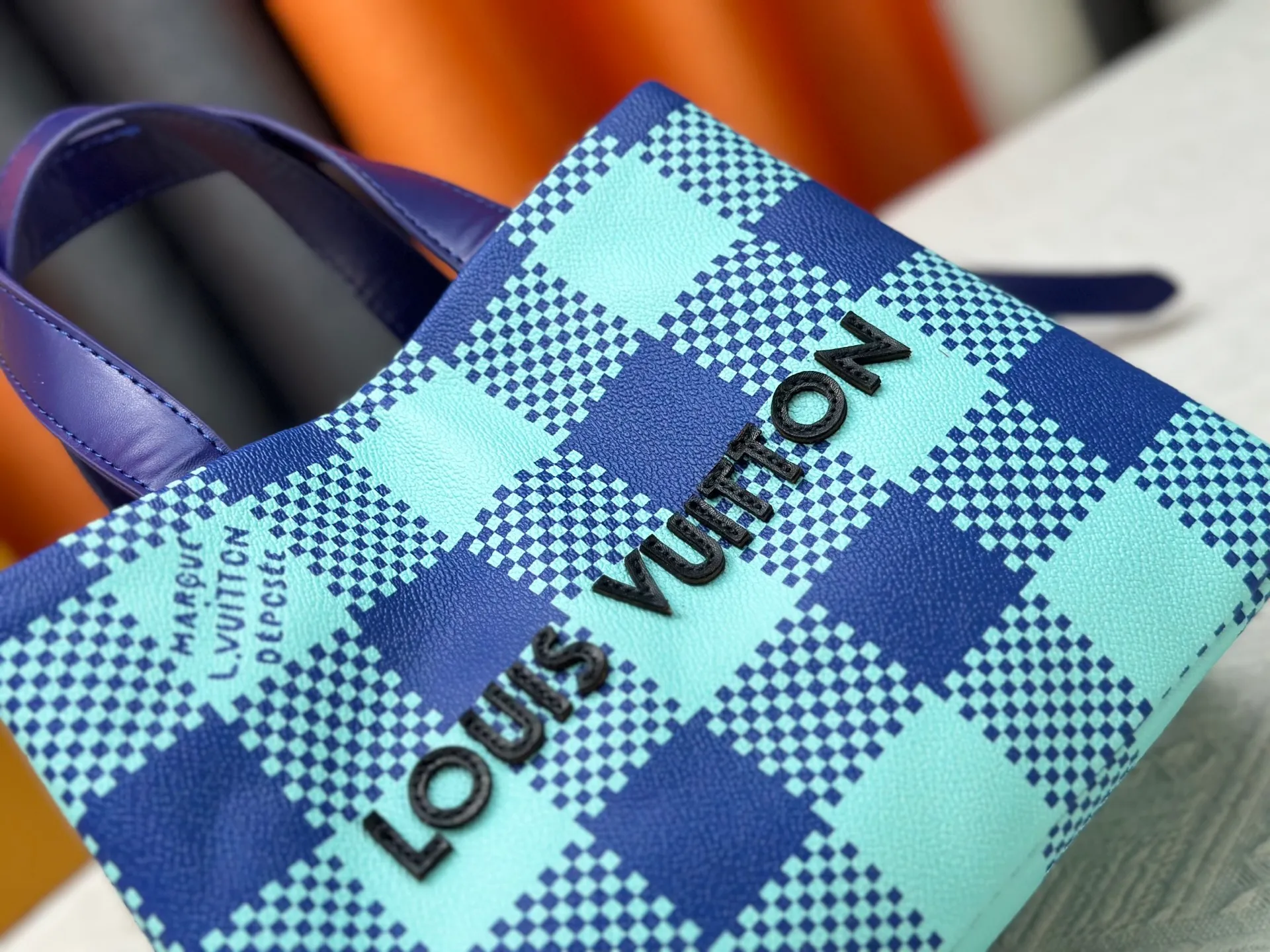 P280 M13940 Brown Gradient Pink Gradient Blue Khaki Colored Plaid Black Plaid Presbyopia Orange Black Green Pink PHARREL and NIGO collection’s joint series Top original order This Shopper medium handbag draws inspiration from Louis Vuitton shopping bags, with the words Louis Vuitton and Maison Fondée En 1854 written on soft cow leather, with a top handle and a detachable shoulder strap. 25x19x11 • Cow leather • Cow leather trim • Textile lining • Metal hardware • Musketon closure • Main compartment • Zip pocket • Double patch pockets • Handles: Double handle