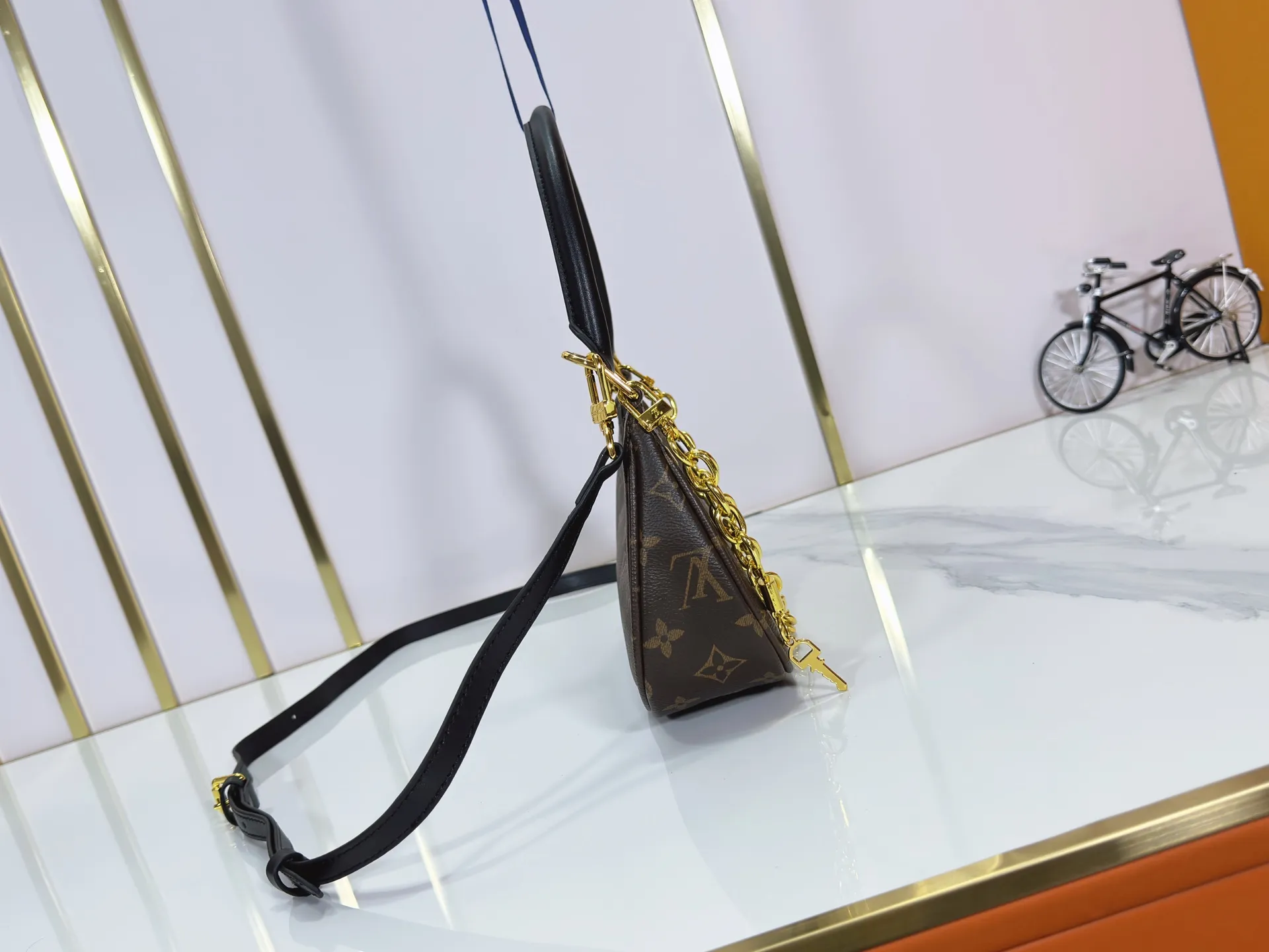 P240 Upgraded original M25223 This small Catchy handbag is made of canvas and trimmed with cow leather. It pays homage to the brand's heritage with the classic Monogram pattern, making it another smart choice. The neat structure makes it easy to carry your daily needs. The double-sided sliding straps make it easy to adjust the contours of the bag. The detachable metal chain complements the key-shaped decoration. Dimensions: 24.0 x 10.0 x 6.0 cm (length x height x width)