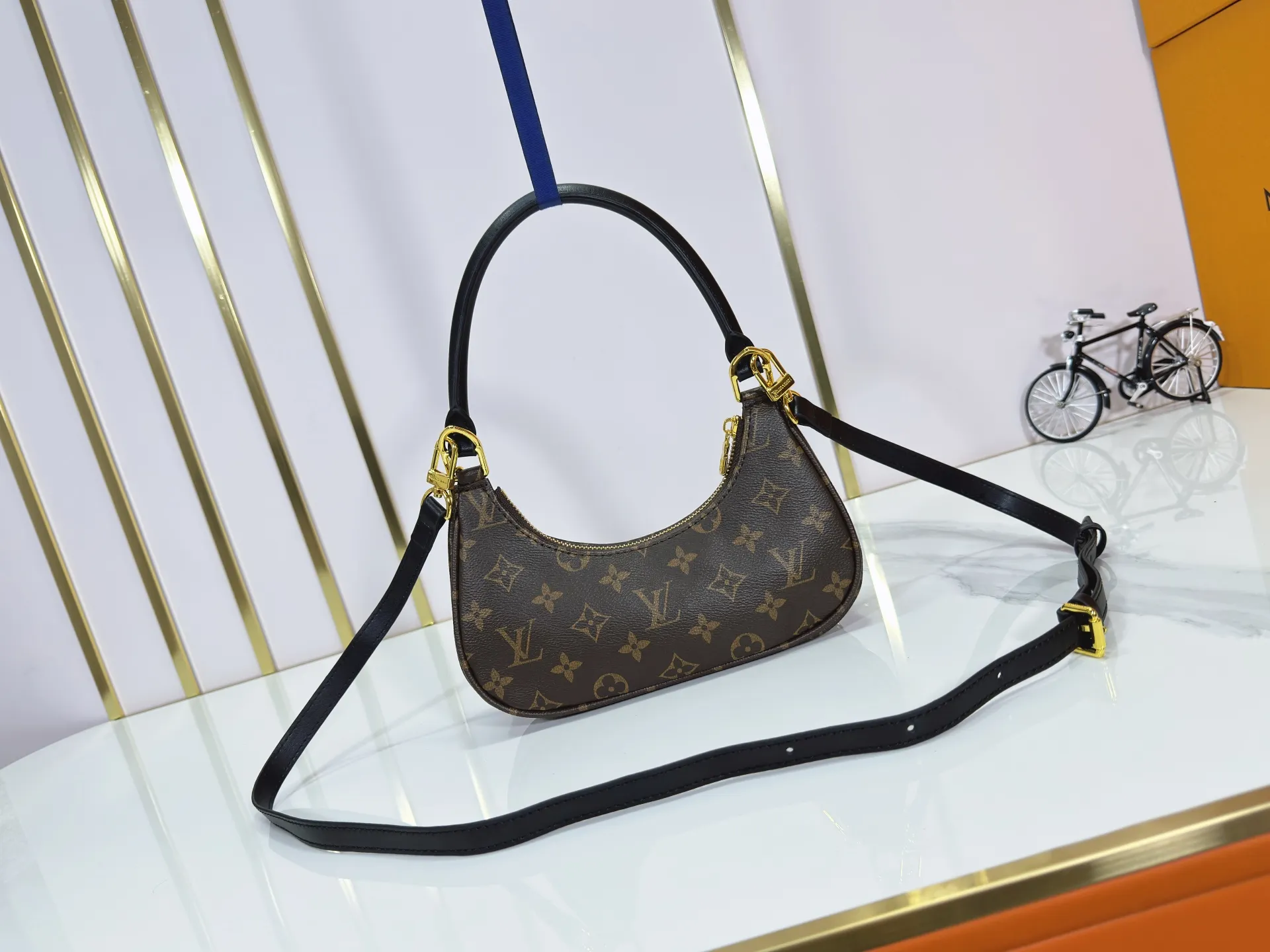 P240 Upgraded original M25223 This small Catchy handbag is made of canvas and trimmed with cow leather. It pays homage to the brand's heritage with the classic Monogram pattern, making it another smart choice. The neat structure makes it easy to carry your daily needs. The double-sided sliding straps make it easy to adjust the contours of the bag. The detachable metal chain complements the key-shaped decoration. Dimensions: 24.0 x 10.0 x 6.0 cm (length x height x width)