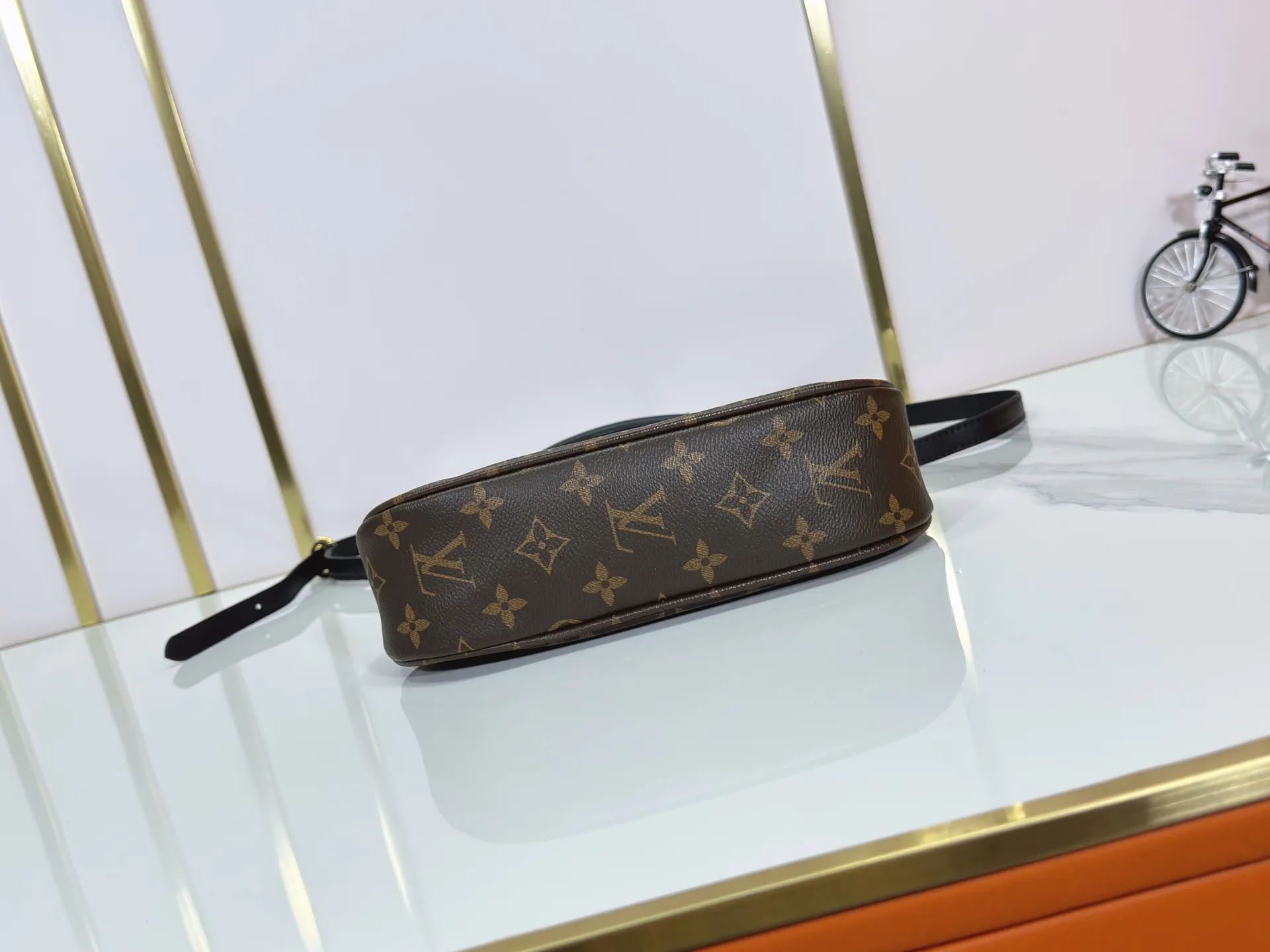 P240 Upgraded original M25223 This small Catchy handbag is made of canvas and trimmed with cow leather. It pays homage to the brand's heritage with the classic Monogram pattern, making it another smart choice. The neat structure makes it easy to carry your daily needs. The double-sided sliding straps make it easy to adjust the contours of the bag. The detachable metal chain complements the key-shaped decoration. Dimensions: 24.0 x 10.0 x 6.0 cm (length x height x width)