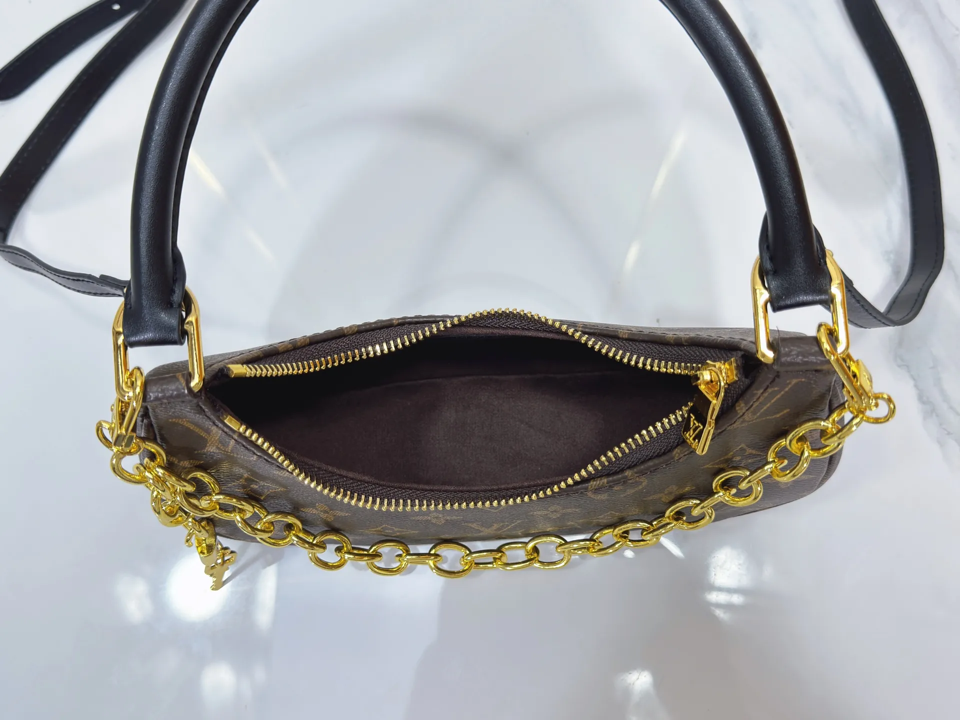 P240 Upgraded original M25223 This small Catchy handbag is made of canvas and trimmed with cow leather. It pays homage to the brand's heritage with the classic Monogram pattern, making it another smart choice. The neat structure makes it easy to carry your daily needs. The double-sided sliding straps make it easy to adjust the contours of the bag. The detachable metal chain complements the key-shaped decoration. Dimensions: 24.0 x 10.0 x 6.0 cm (length x height x width)