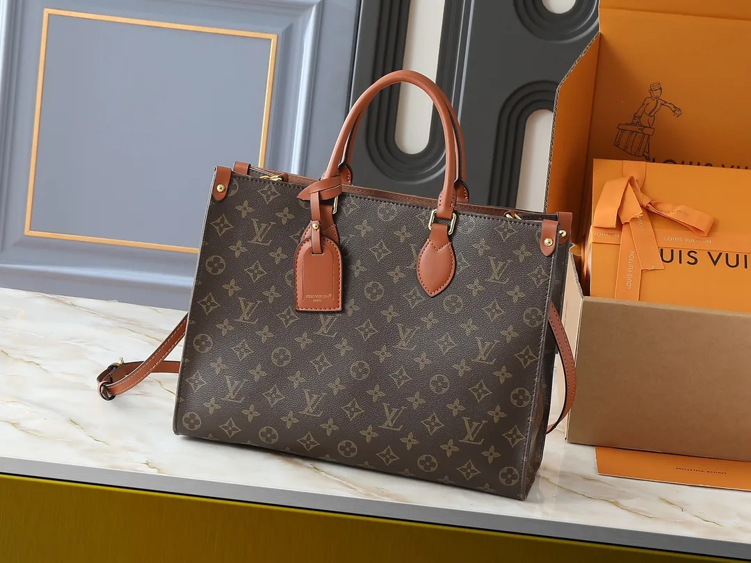 💰240💰Upgraded original M14235 M45039 M45321 M44571 This Organizer handbag is from the OnTheGo series and is made of Monogram canvas with leather handles and name tags. The spacious interior can accommodate laptops and notepads, and multiple pockets allow for organized storage, making it a great companion for urban life. Dimensions: 37.0 x 29.0 x 16.0 cm (length x height x width)