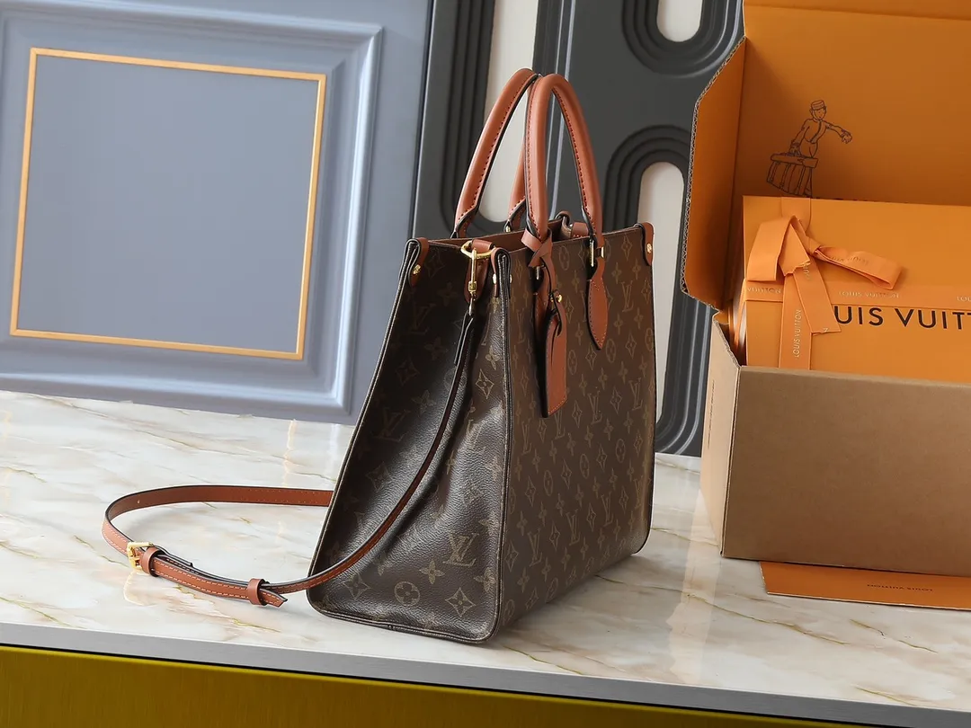 💰240💰Upgraded original M14235 M45039 M45321 M44571 This Organizer handbag is from the OnTheGo series and is made of Monogram canvas with leather handles and name tags. The spacious interior can accommodate laptops and notepads, and multiple pockets allow for organized storage, making it a great companion for urban life. Dimensions: 37.0 x 29.0 x 16.0 cm (length x height x width)