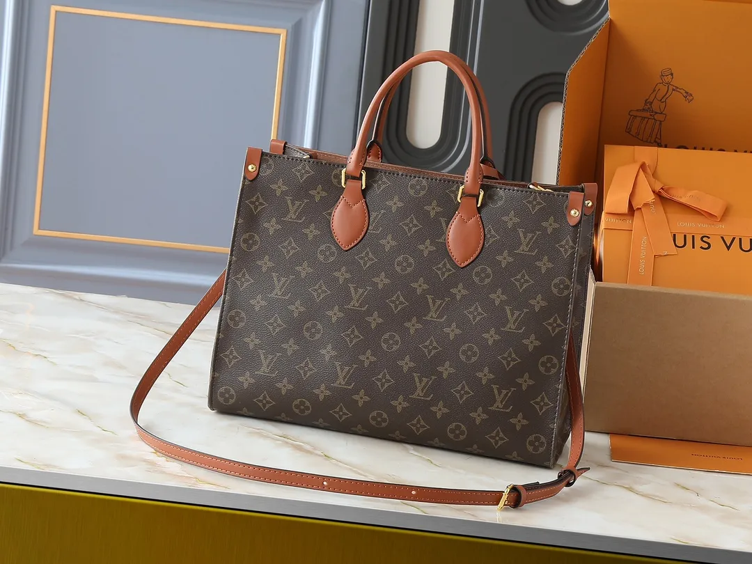💰240💰Upgraded original M14235 M45039 M45321 M44571 This Organizer handbag is from the OnTheGo series and is made of Monogram canvas with leather handles and name tags. The spacious interior can accommodate laptops and notepads, and multiple pockets allow for organized storage, making it a great companion for urban life. Dimensions: 37.0 x 29.0 x 16.0 cm (length x height x width)