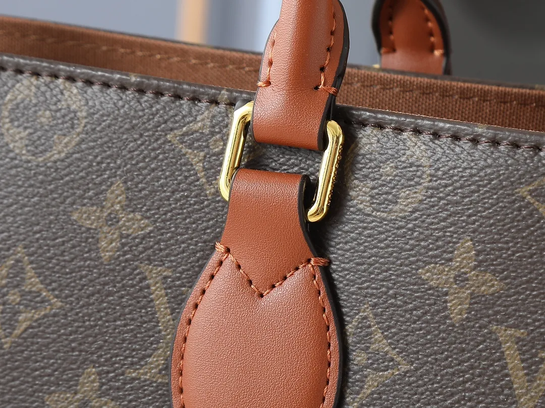 💰240💰Upgraded original M14235 M45039 M45321 M44571 This Organizer handbag is from the OnTheGo series and is made of Monogram canvas with leather handles and name tags. The spacious interior can accommodate laptops and notepads, and multiple pockets allow for organized storage, making it a great companion for urban life. Dimensions: 37.0 x 29.0 x 16.0 cm (length x height x width)