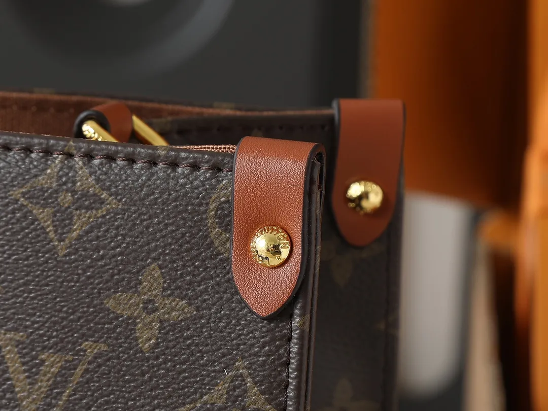 💰240💰Upgraded original M14235 M45039 M45321 M44571 This Organizer handbag is from the OnTheGo series and is made of Monogram canvas with leather handles and name tags. The spacious interior can accommodate laptops and notepads, and multiple pockets allow for organized storage, making it a great companion for urban life. Dimensions: 37.0 x 29.0 x 16.0 cm (length x height x width)
