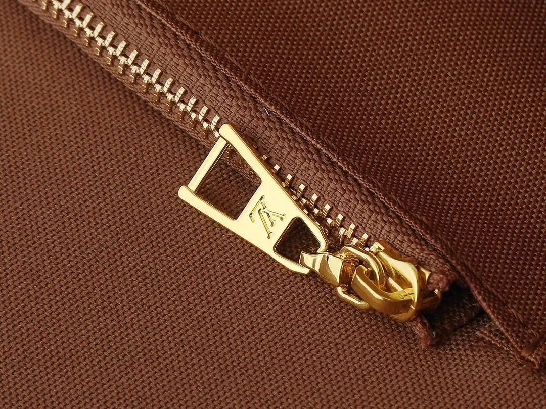 💰240💰Upgraded original M14235 M45039 M45321 M44571 This Organizer handbag is from the OnTheGo series and is made of Monogram canvas with leather handles and name tags. The spacious interior can accommodate laptops and notepads, and multiple pockets allow for organized storage, making it a great companion for urban life. Dimensions: 37.0 x 29.0 x 16.0 cm (length x height x width)