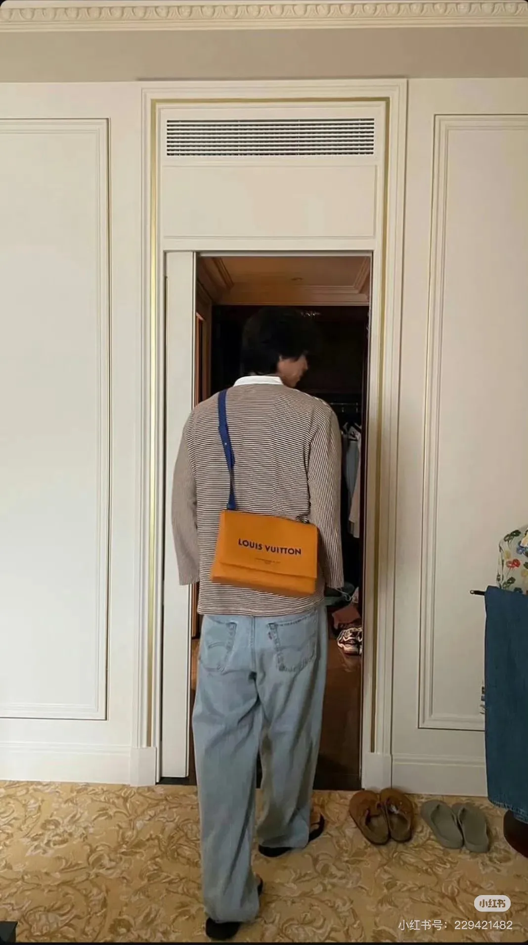 Batch 300💰M46018 Louis Vuitton's Pochette Metis embroidered messenger bag (orange style) belongs to LV's classic messenger bag series. It adopts an iconic design style and is both fashionable and practical. This orange version is particularly eye-catching and can easily become the focus of the eye in a match. Dimensions: 25x19x7 cm