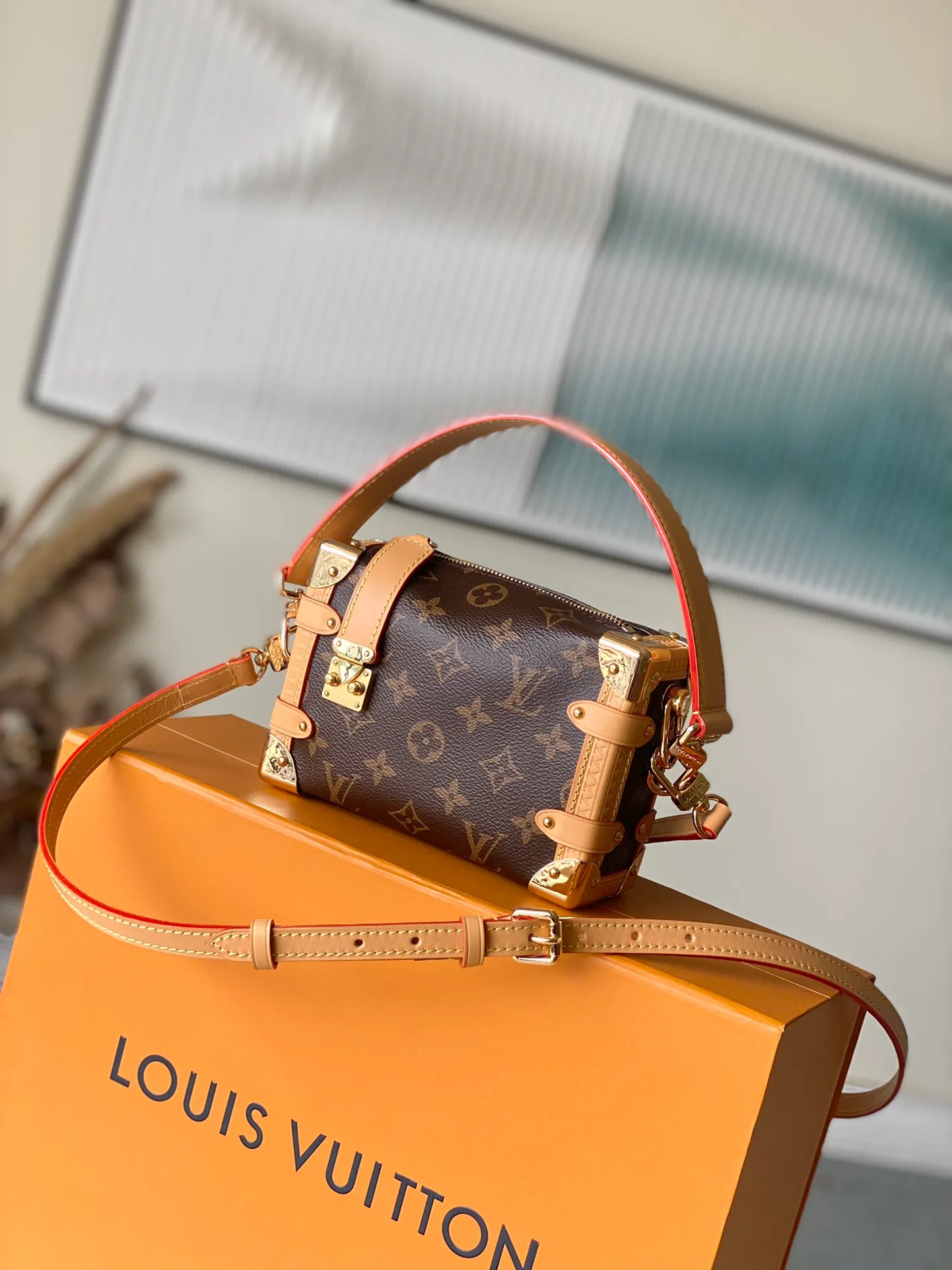 💰1040 (Steel Hardware) Top Original Order M46815 Presbyopic Yellow Leather 2023 Early Spring Series Cruise Series, Gu Ailing Mimi, Gu Ailing walked out with this bag on the show and really burst into flames. It boldly uses a soft and hard design concept, inspired by the brand’s suitcases, but the leather is extremely soft. The bag body is decorated with curved angles, right angles and traditional suitcase elements, achieving the perfect fusion of leather and metal, softness and hardness. Dimensions: 18×12.5×8