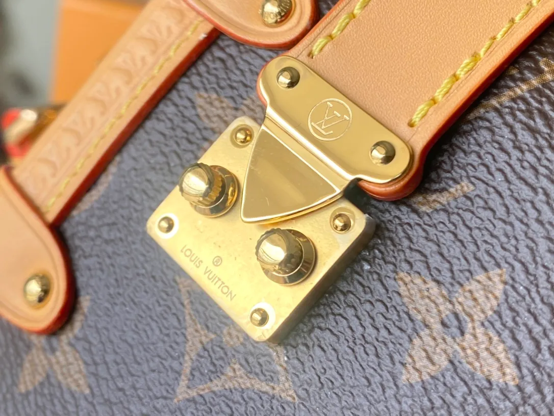 💰1040 (Steel Hardware) Top Original Order M46815 Presbyopic Yellow Leather 2023 Early Spring Series Cruise Series, Gu Ailing Mimi, Gu Ailing walked out with this bag on the show and really burst into flames. It boldly uses a soft and hard design concept, inspired by the brand’s suitcases, but the leather is extremely soft. The bag body is decorated with curved angles, right angles and traditional suitcase elements, achieving the perfect fusion of leather and metal, softness and hardness. Dimensions: 18×12.5×8