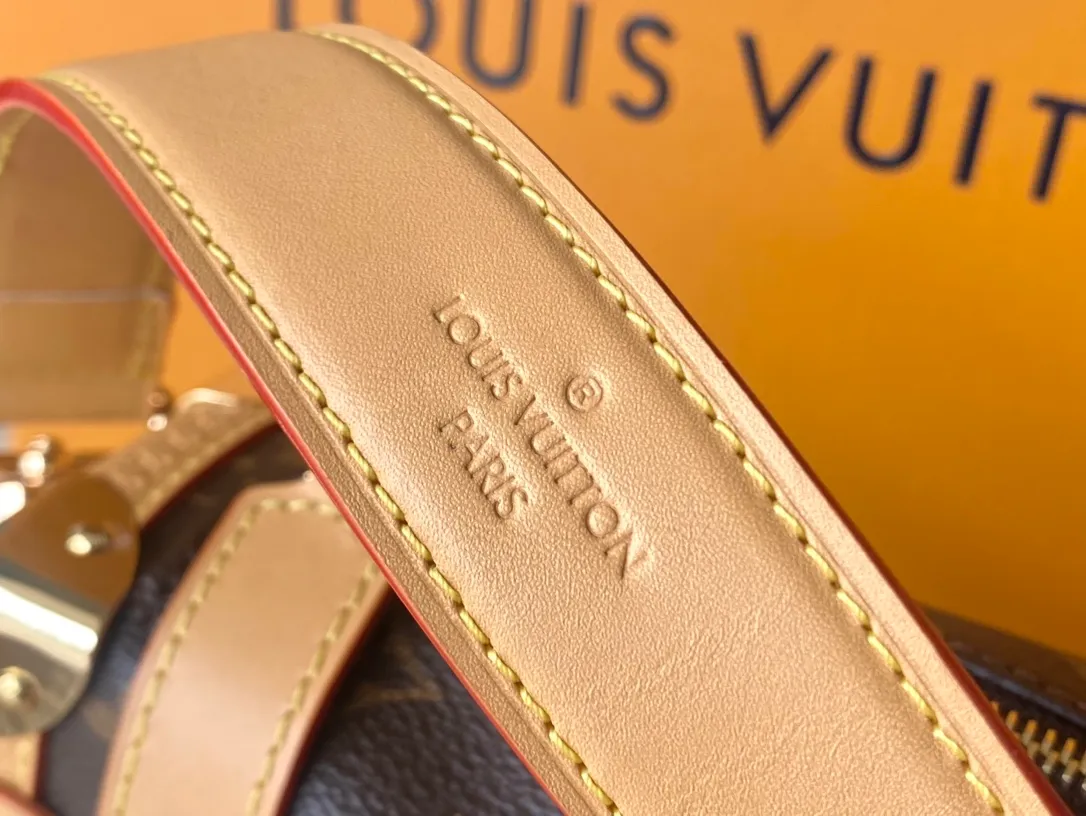 💰1040 (Steel Hardware) Top Original Order M46815 Presbyopic Yellow Leather 2023 Early Spring Series Cruise Series, Gu Ailing Mimi, Gu Ailing walked out with this bag on the show and really burst into flames. It boldly uses a soft and hard design concept, inspired by the brand’s suitcases, but the leather is extremely soft. The bag body is decorated with curved angles, right angles and traditional suitcase elements, achieving the perfect fusion of leather and metal, softness and hardness. Dimensions: 18×12.5×8
