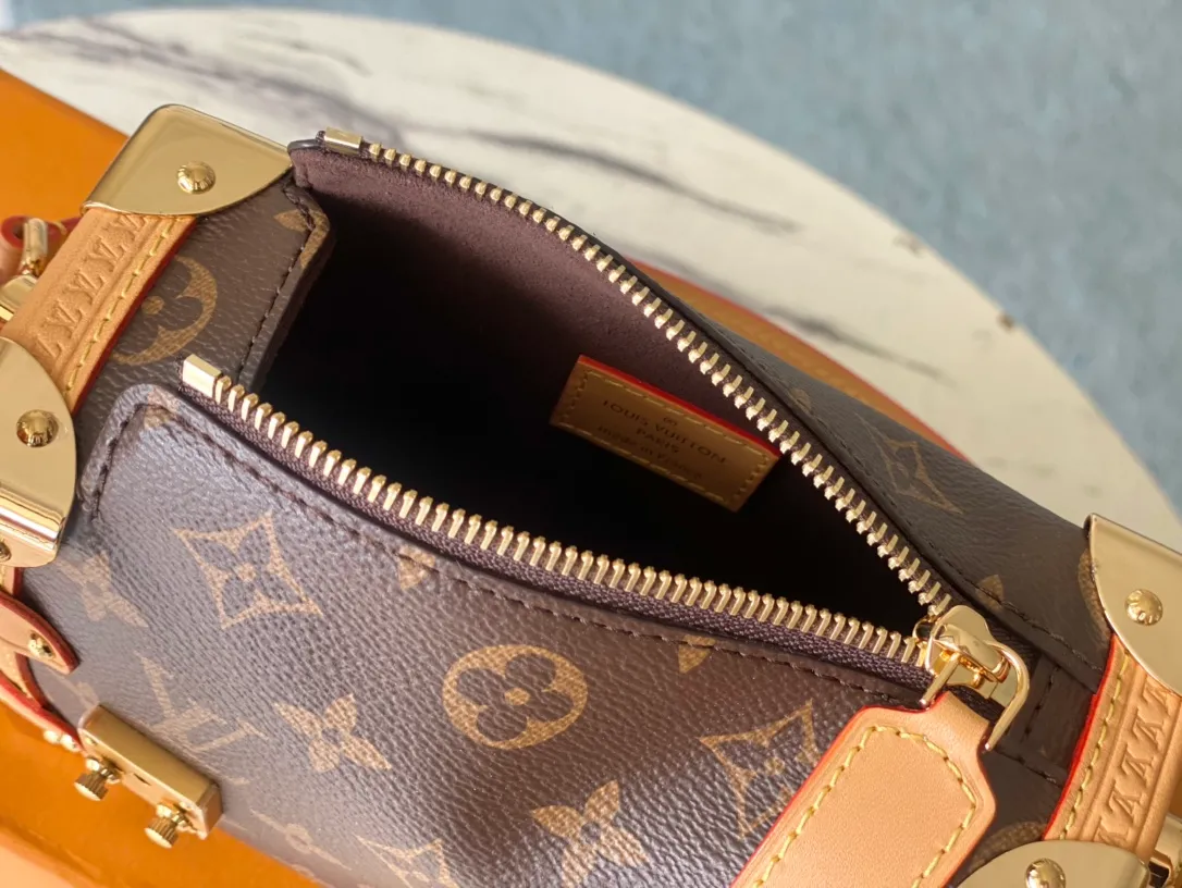 💰1040 (Steel Hardware) Top Original Order M46815 Presbyopic Yellow Leather 2023 Early Spring Series Cruise Series, Gu Ailing Mimi, Gu Ailing walked out with this bag on the show and really burst into flames. It boldly uses a soft and hard design concept, inspired by the brand’s suitcases, but the leather is extremely soft. The bag body is decorated with curved angles, right angles and traditional suitcase elements, achieving the perfect fusion of leather and metal, softness and hardness. Dimensions: 18×12.5×8