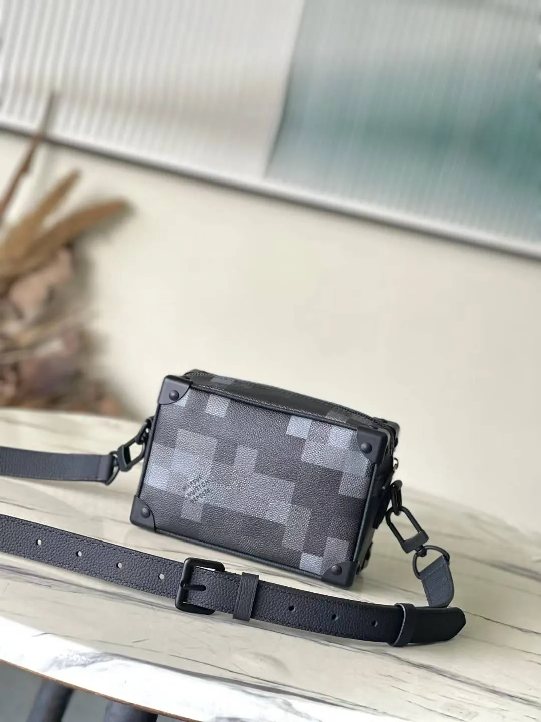 💰1180 Top Original Order M14922 This Mini Soft Trunk handbag is made of Damoflage Black coated canvas with cow leather trim. The compact body is decorated with the pixelated Damier pattern written by Pharrell Wiliams to fully interpret the modern style. The rolled leather top handle and detachable and adjustable shoulder strap provide a variety of carrying options. Dimensions: 18.5 × 13 × 8 cm