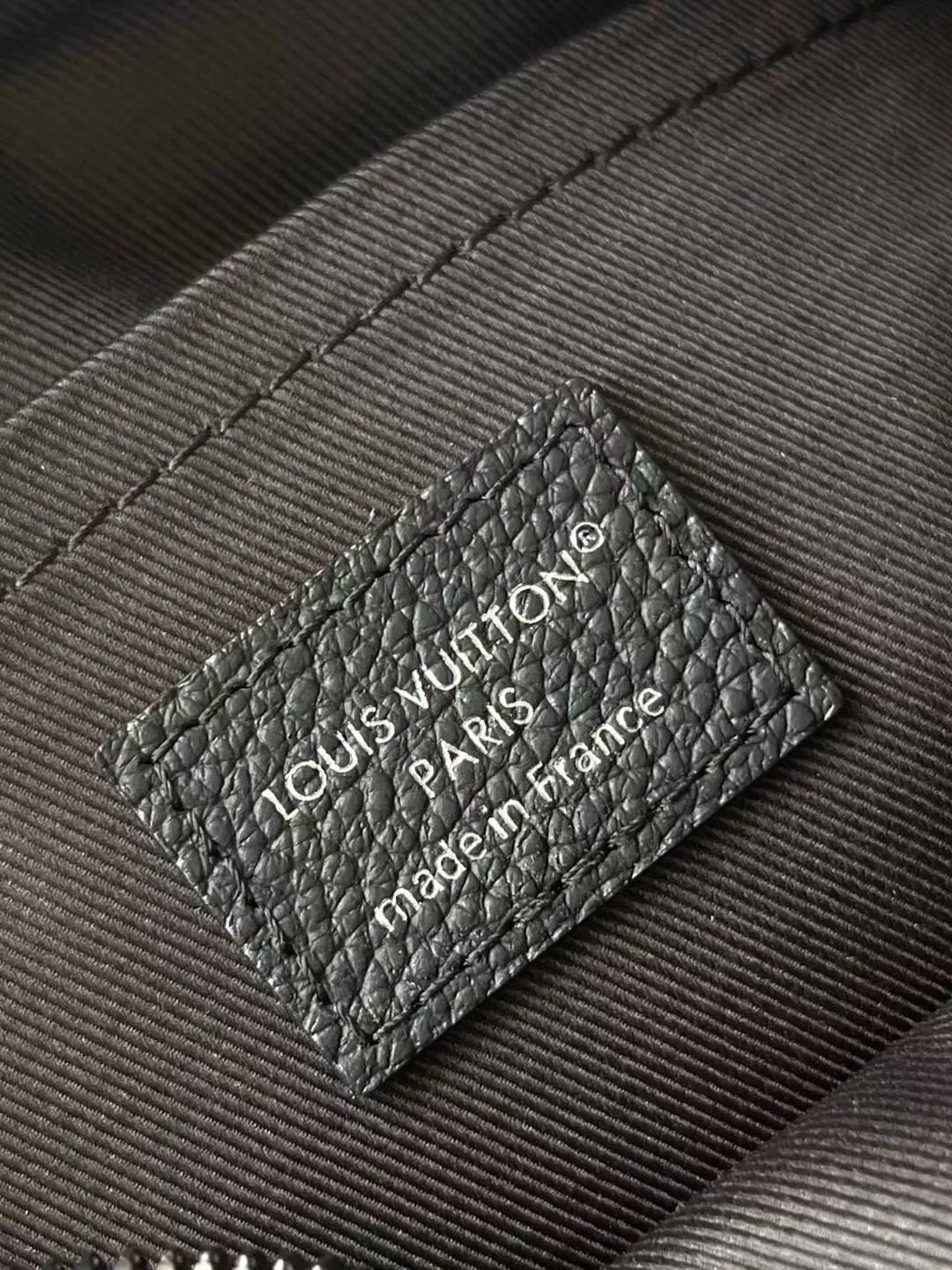 💰1180 Top Original Order M14922 This Mini Soft Trunk handbag is made of Damoflage Black coated canvas with cow leather trim. The compact body is decorated with the pixelated Damier pattern written by Pharrell Wiliams to fully interpret the modern style. The rolled leather top handle and detachable and adjustable shoulder strap provide a variety of carrying options. Dimensions: 18.5 × 13 × 8 cm