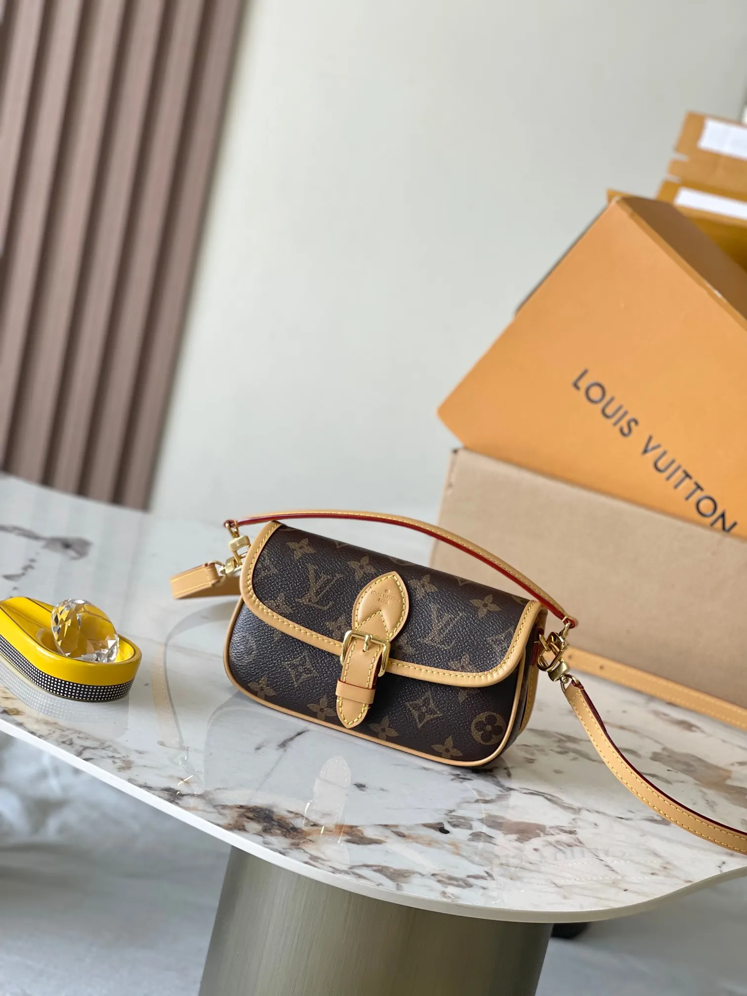 p1800 [Special grade MB chip version original leather] This Nano Diane handbag is a concentrated Diane handbag configuration, model: M83566, 83298 dynamic chip version Material: A-grade all-steel hardware, imported original fabric Packaging: full set of original duty-free MB packaging Size: 19*10.5*6CM