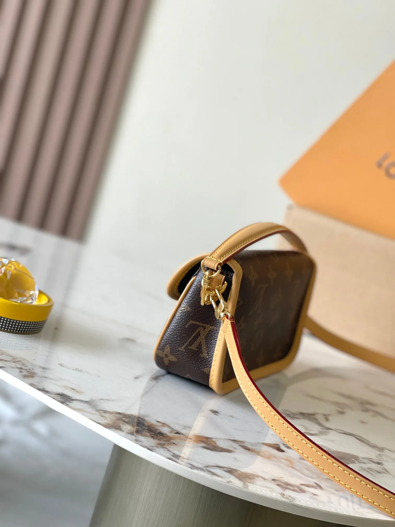 p1800 [Special grade MB chip version original leather] This Nano Diane handbag is a concentrated Diane handbag configuration, model: M83566, 83298 dynamic chip version Material: A-grade all-steel hardware, imported original fabric Packaging: full set of original duty-free MB packaging Size: 19*10.5*6CM
